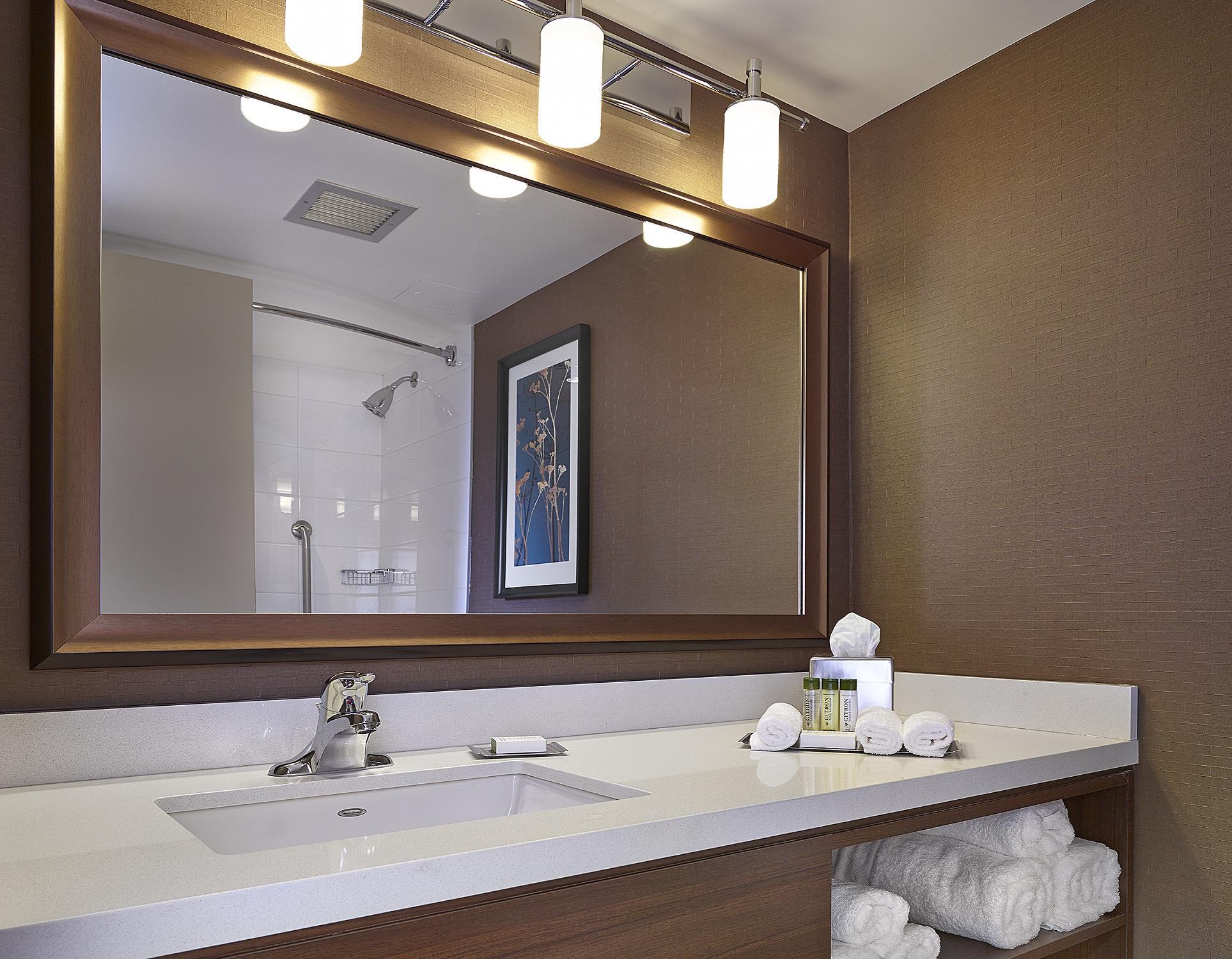 Guest room bath