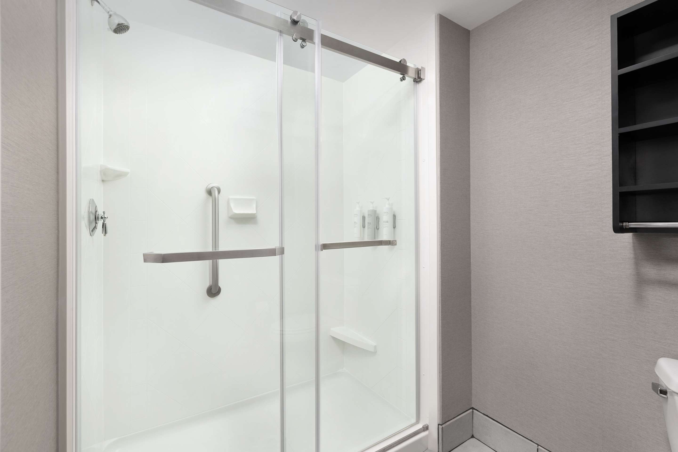 Guest room bath
