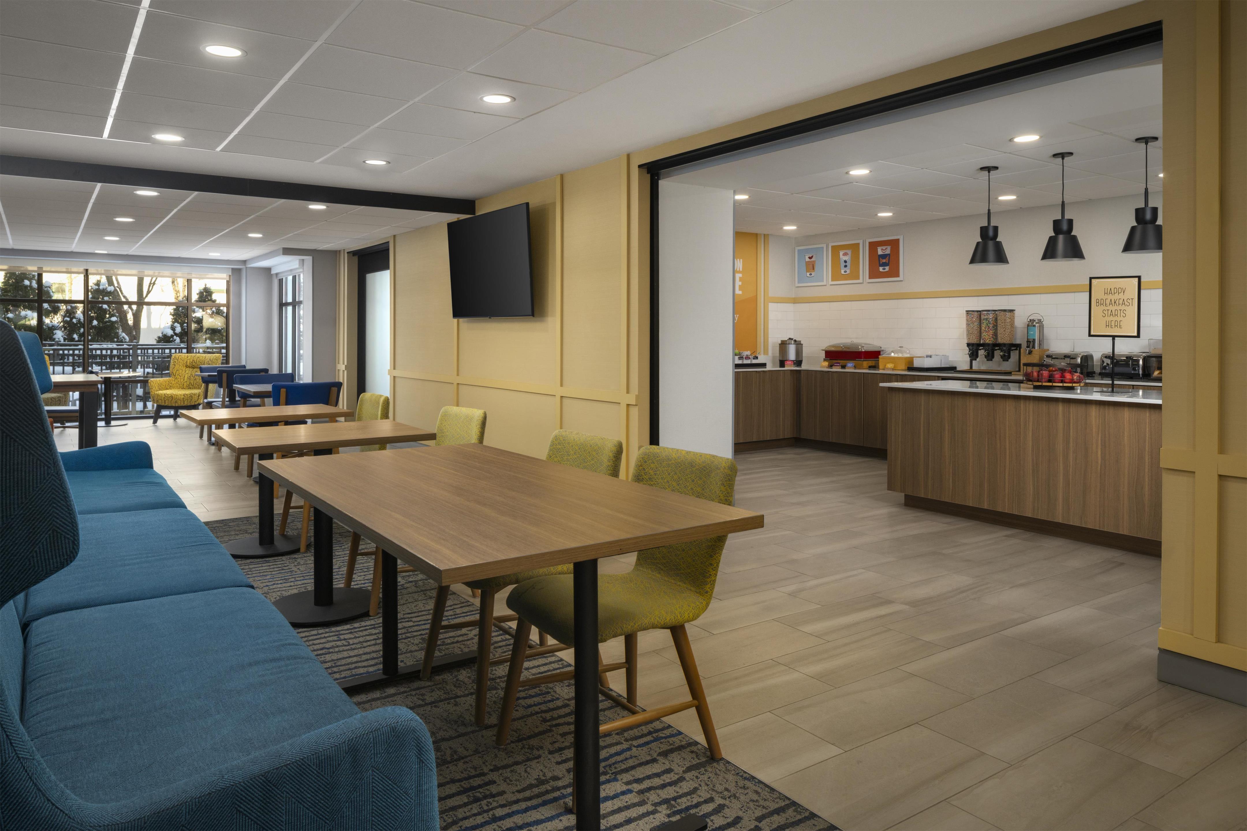 Breakfast Area | Hampton Inn by Hilton York