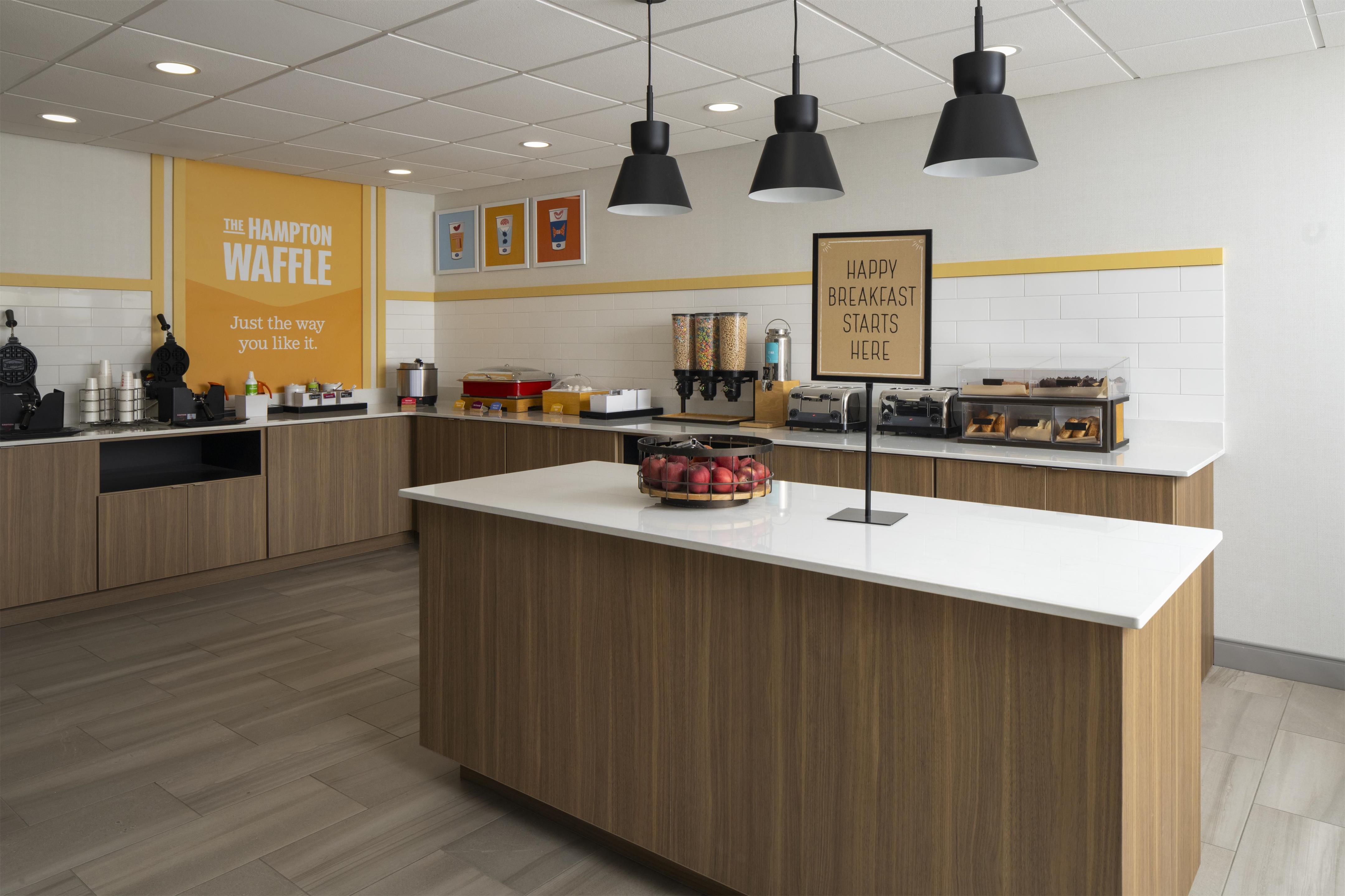 Breakfast Area | Hampton Inn by Hilton York