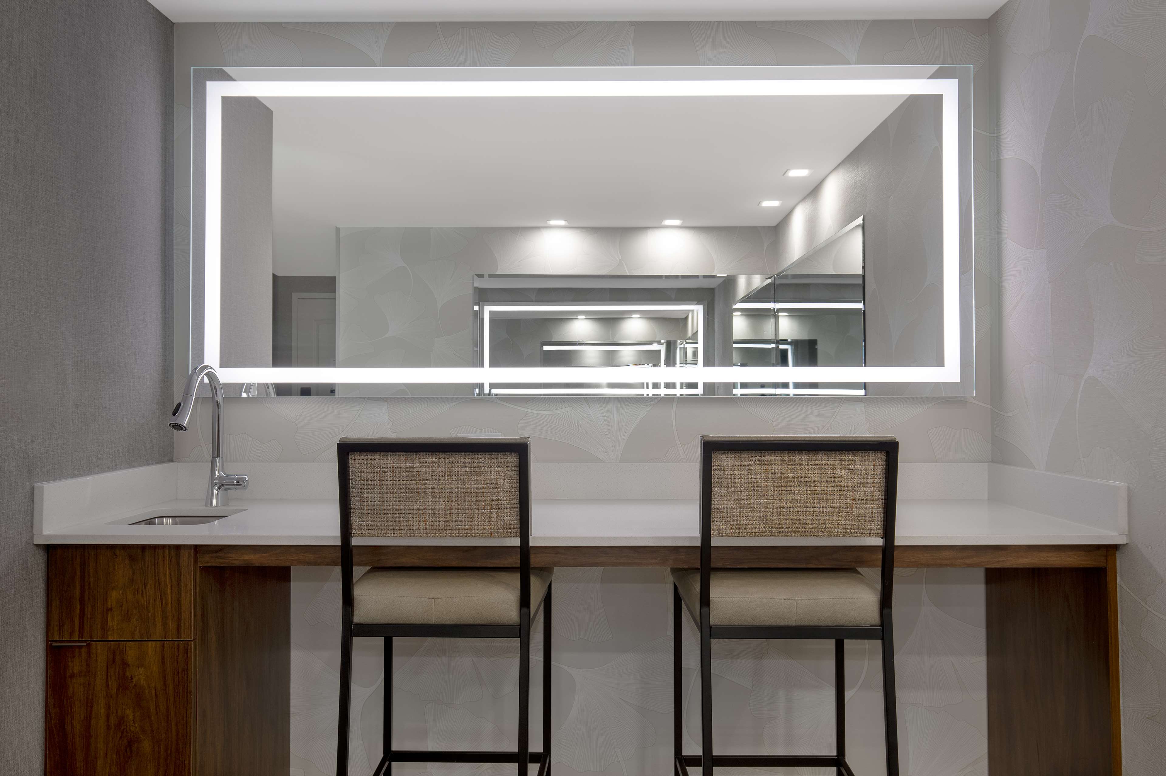 Hampton Inn by Hilton Brampton Toronto Room Type - KING BRIDAL JUNIOR STE NS