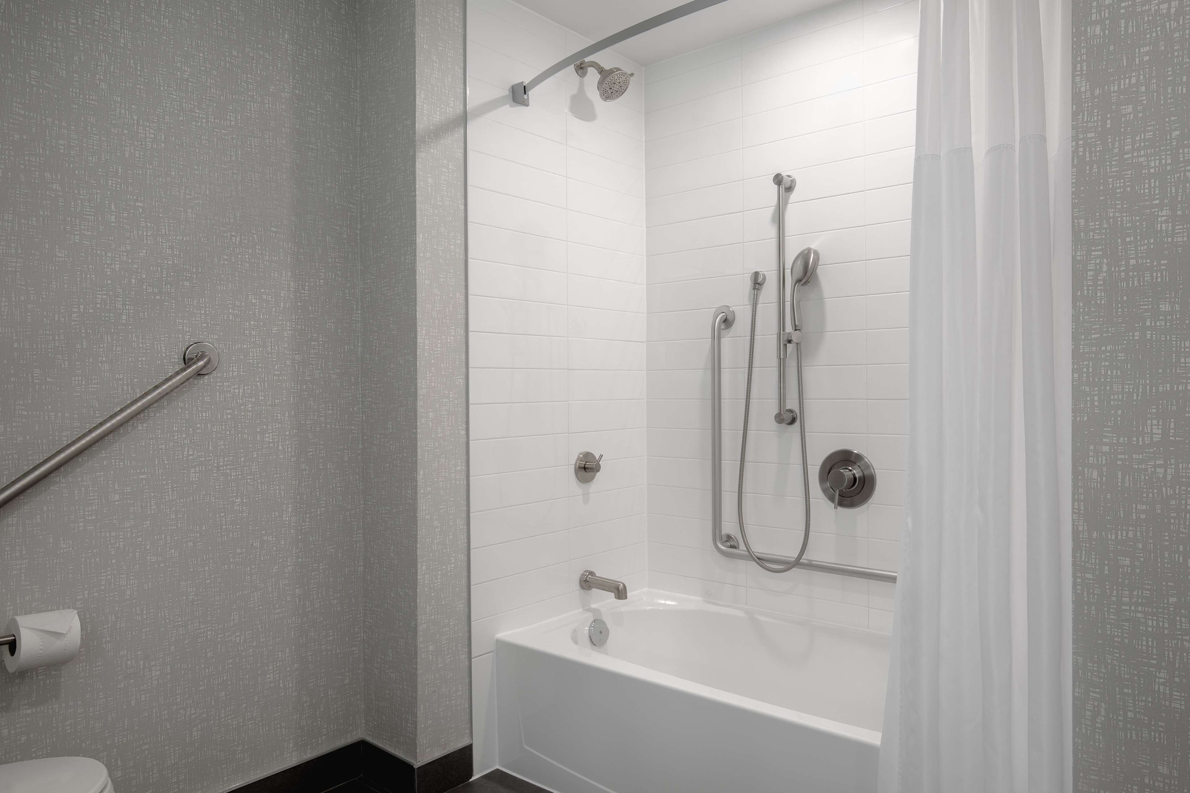 Hampton Inn by Hilton Brampton Toronto Room Type - 1KING ACCESSIBLE W TUB NS
