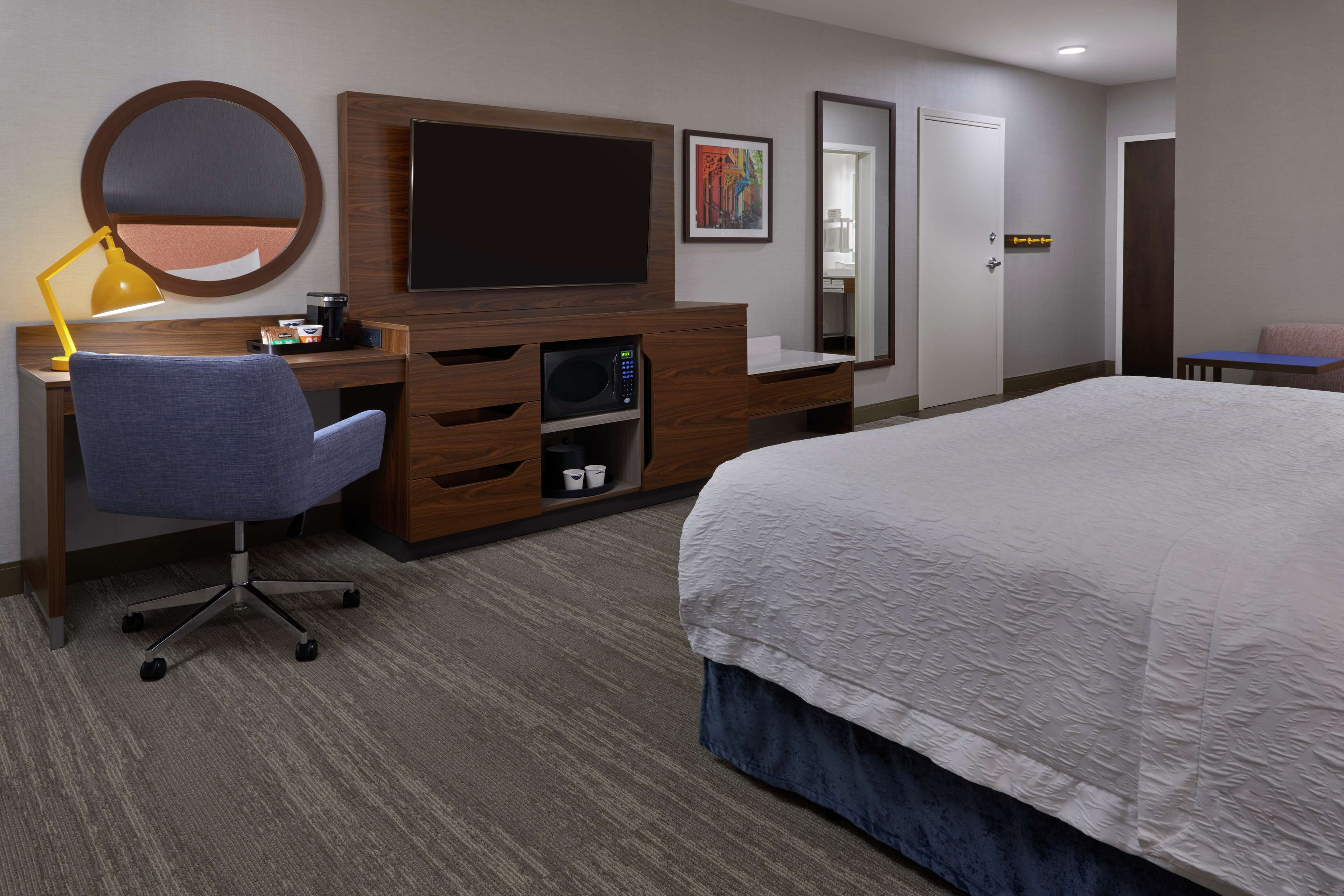 Hampton Inn & Suites by Hilton Montreal-Dorval Room Type - KING ACCESIBLE-NON SMOKING