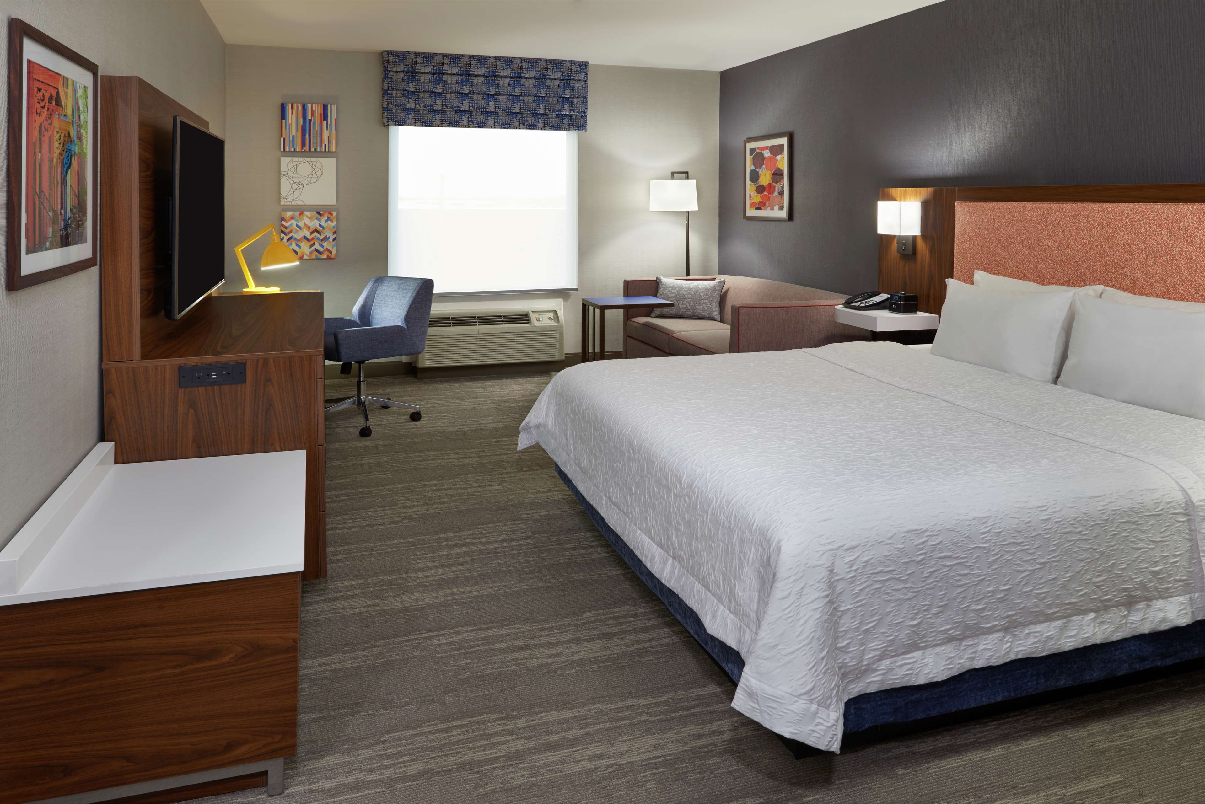 Hampton Inn & Suites by Hilton Montreal-Dorval Room Type - KING ROOM W  SOFA BED NS