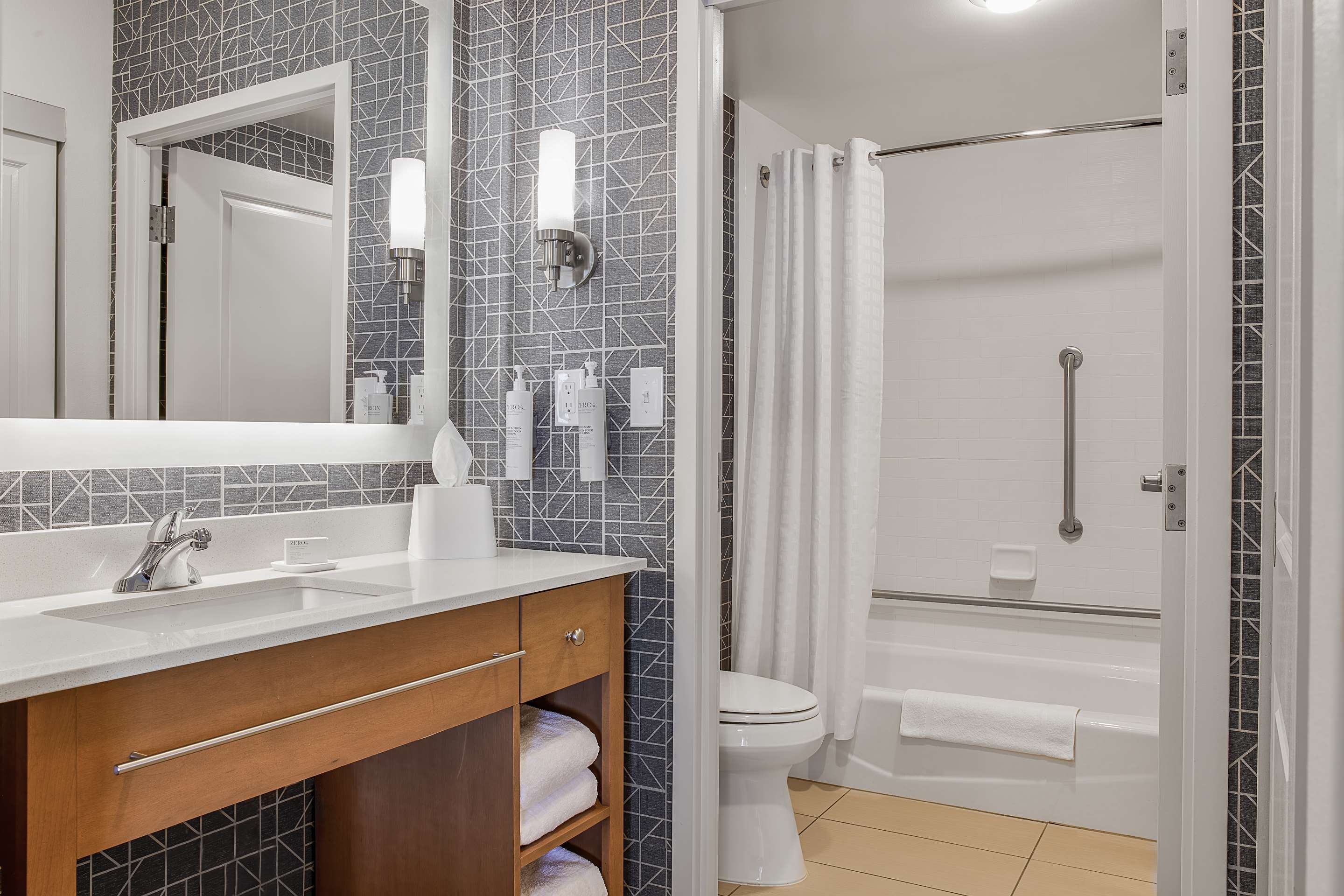 Guest room bath