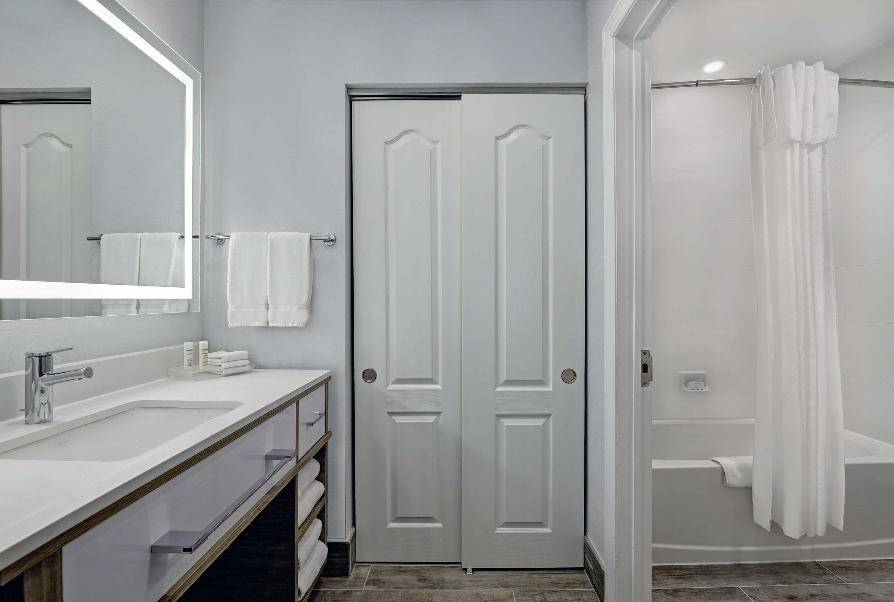 Guest room bath