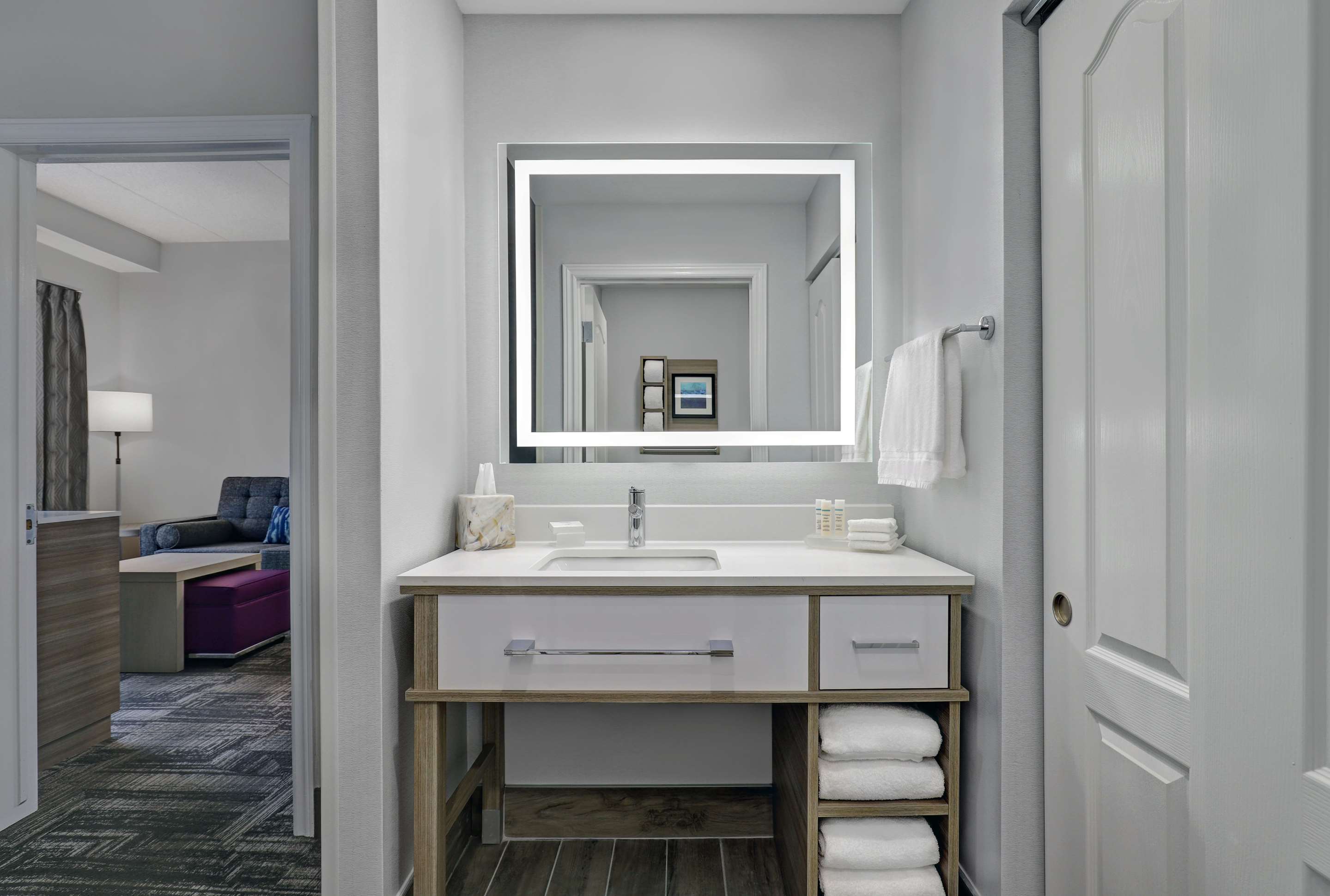Guest room bath