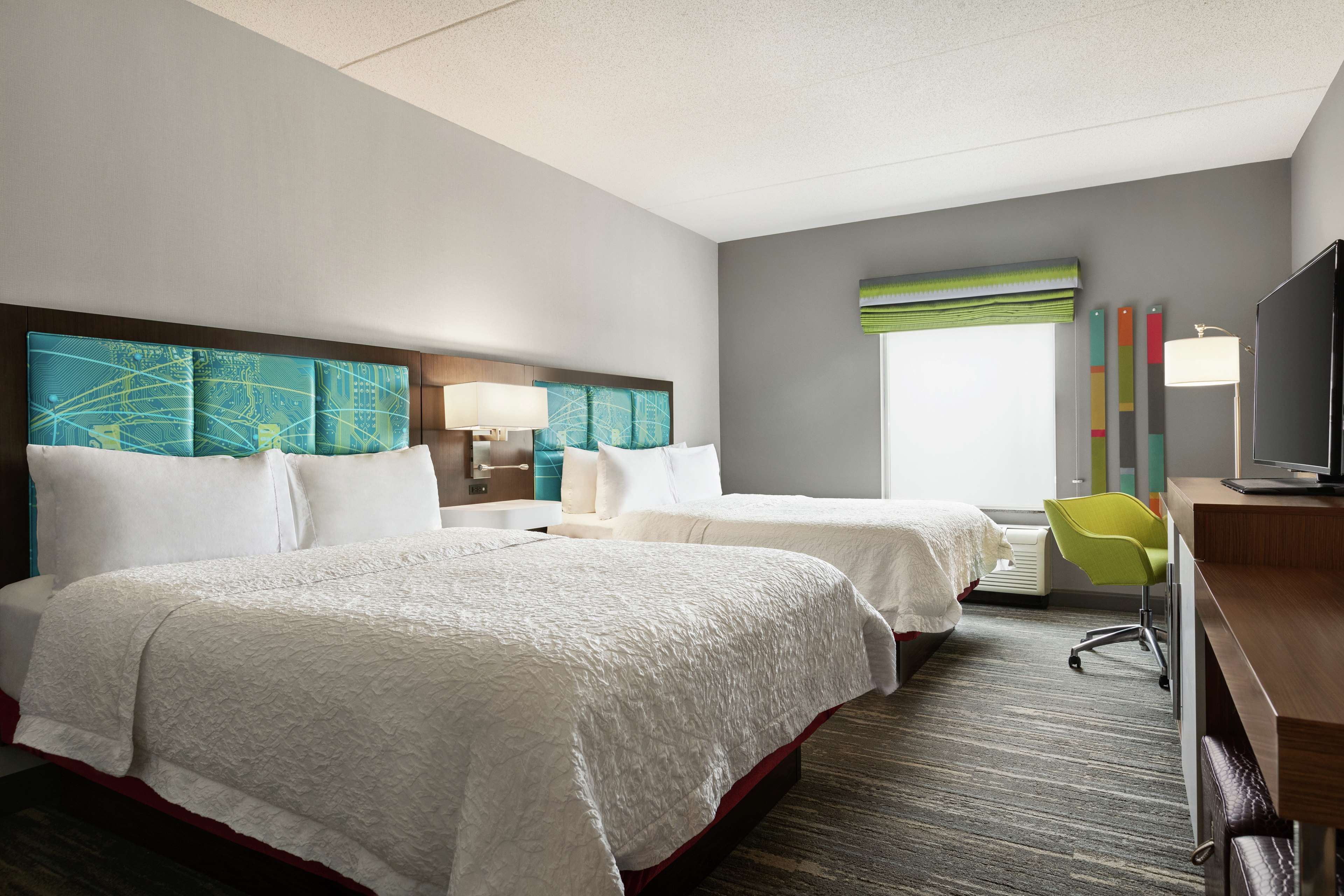 Hampton Inn by Hilton London Room Type - 2 QUEEN BEDS   MINI FRIDGE