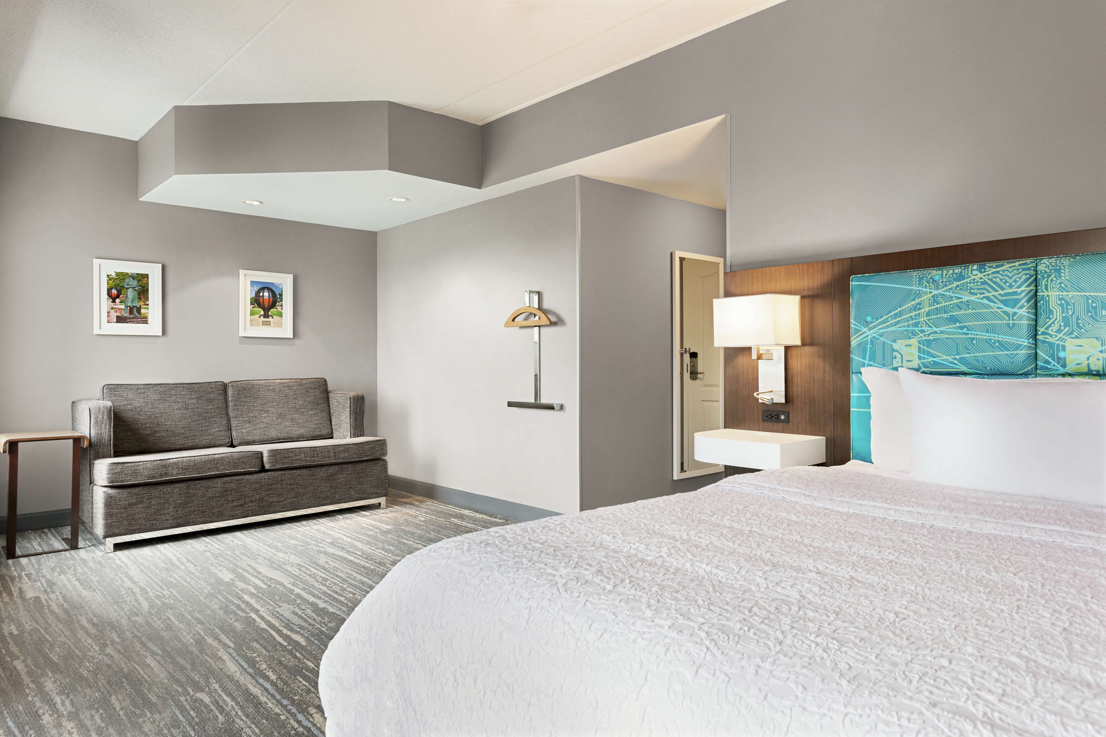 Hampton Inn by Hilton London Room Type - 1 KING WITH DOUBLE SOFABED