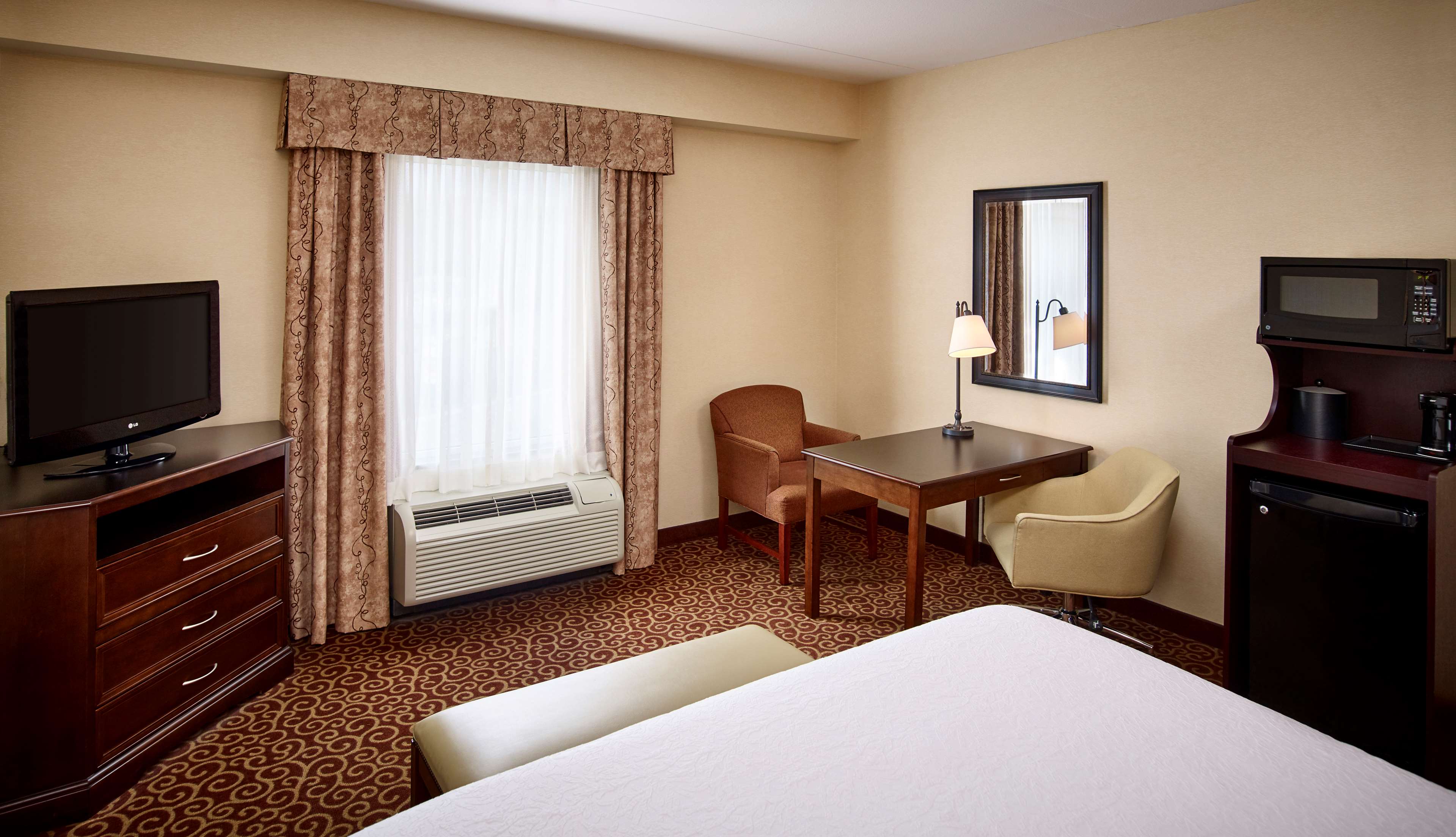 Hampton Inn by Hilton North Bay Room Type - 1 KING BED NON SMOKING