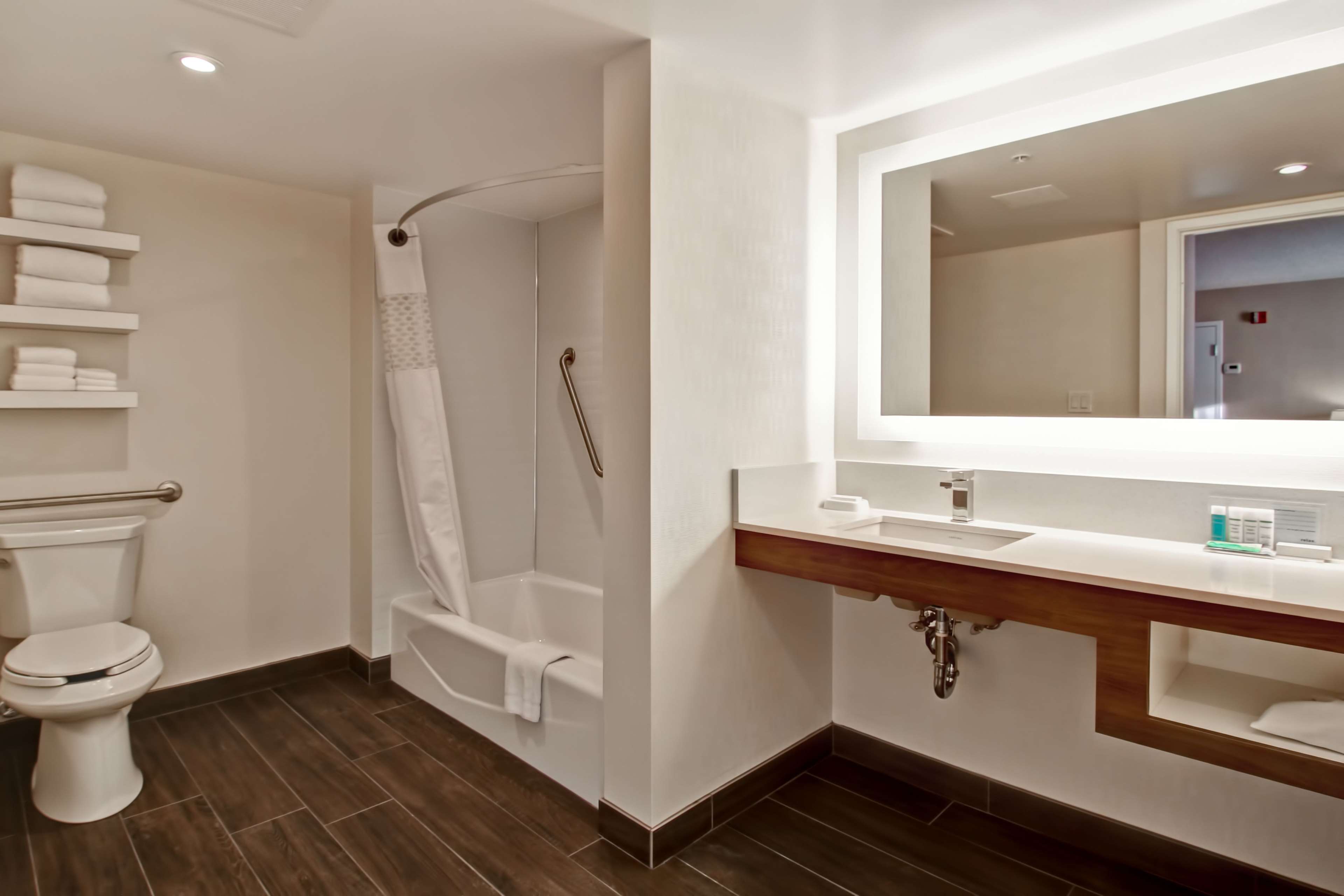 Hampton Inn & Suites by Hilton Calgary-Airport Room Type - 1 KING ACCESSIBLE NONSMOK