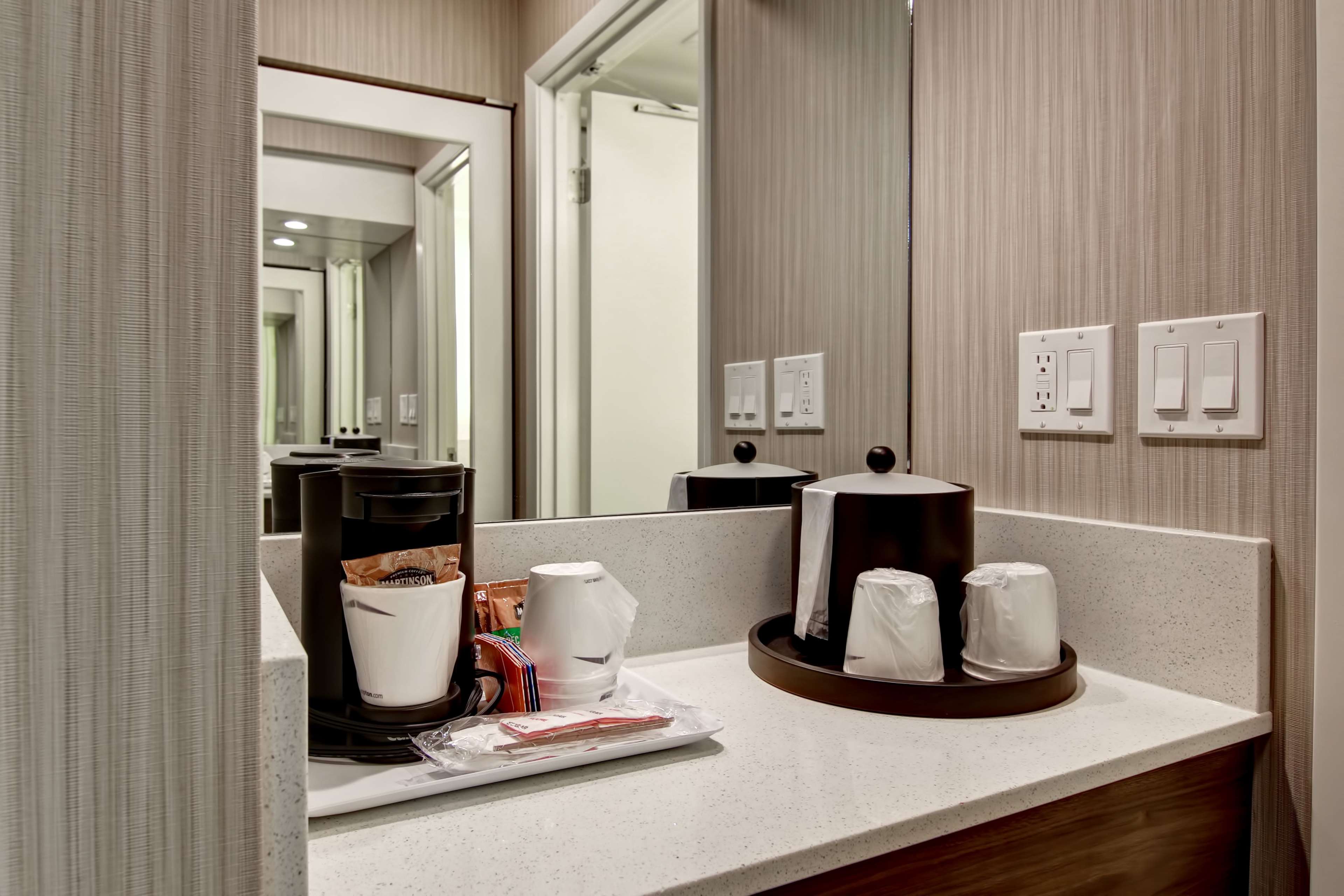 Hampton Inn & Suites by Hilton Calgary-Airport Room Type - 2 QUEEN BEDS NONSMOKING