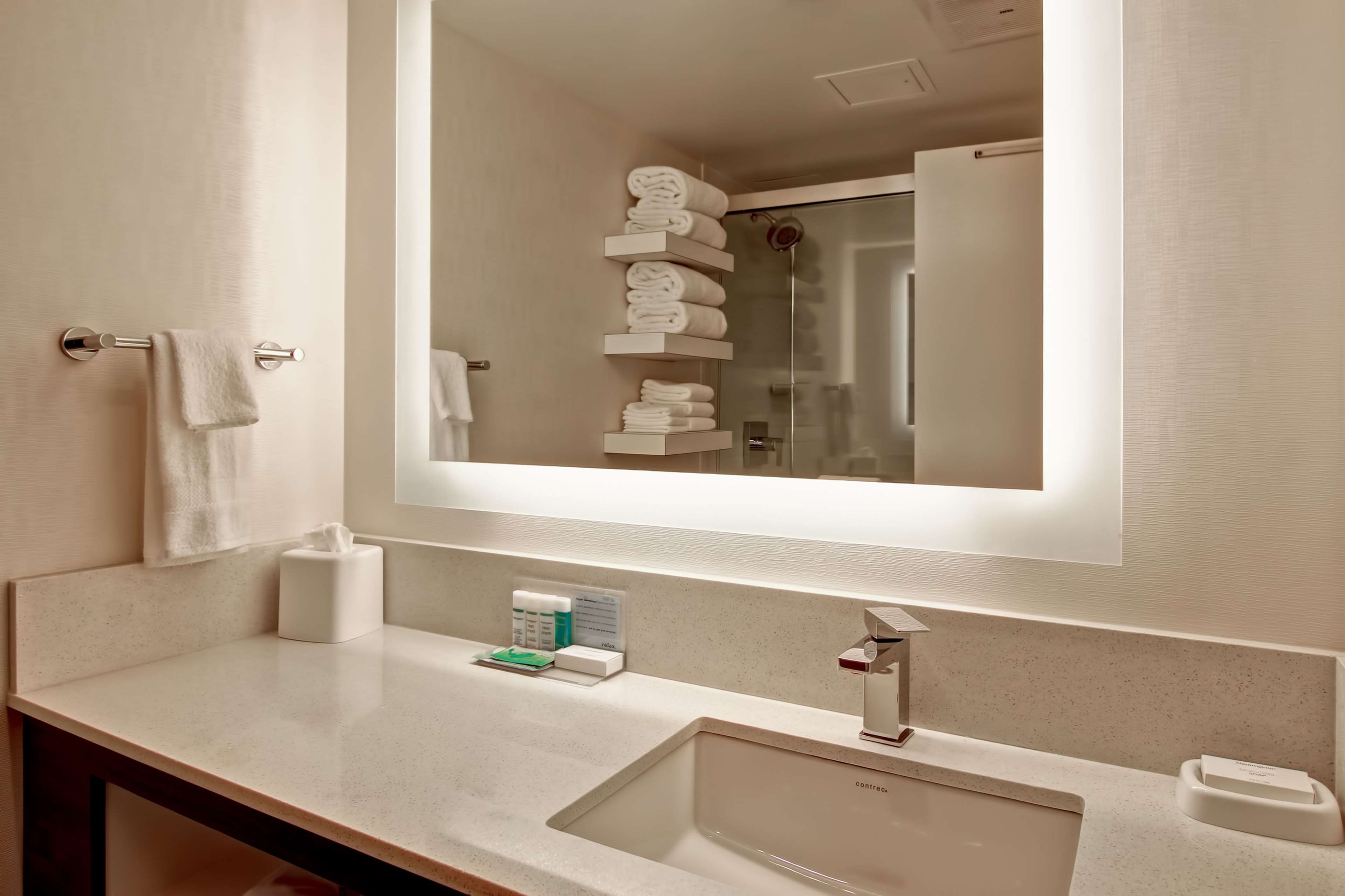 Hampton Inn & Suites by Hilton Calgary-Airport Room Type - 1KING STUDY SOFABED NOSMOK