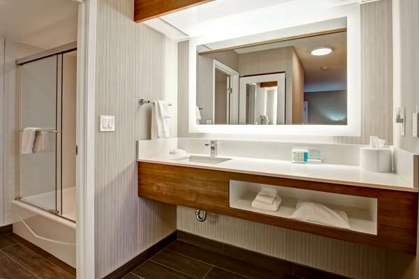  - Hampton Inn & Suites Airport Calgary