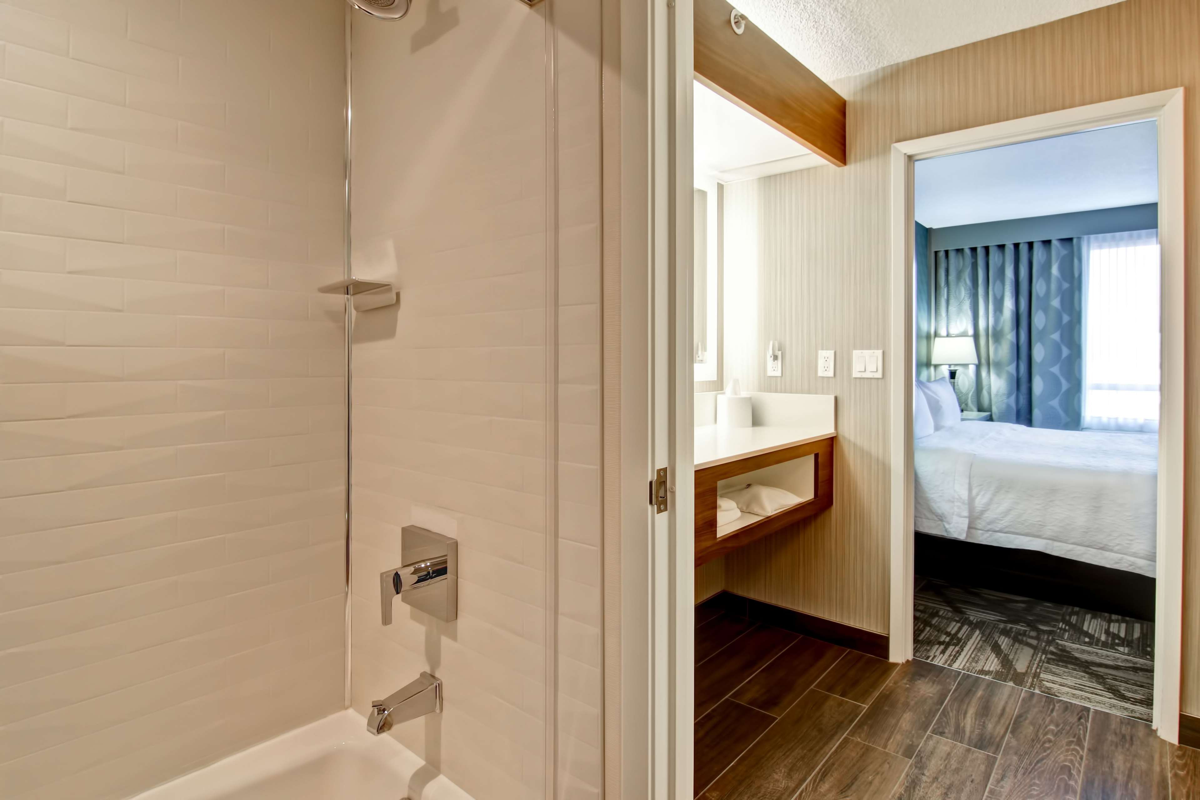 Hampton Inn & Suites by Hilton Calgary-Airport Room Type - 1 KING STE KITCHEN NONSMOK