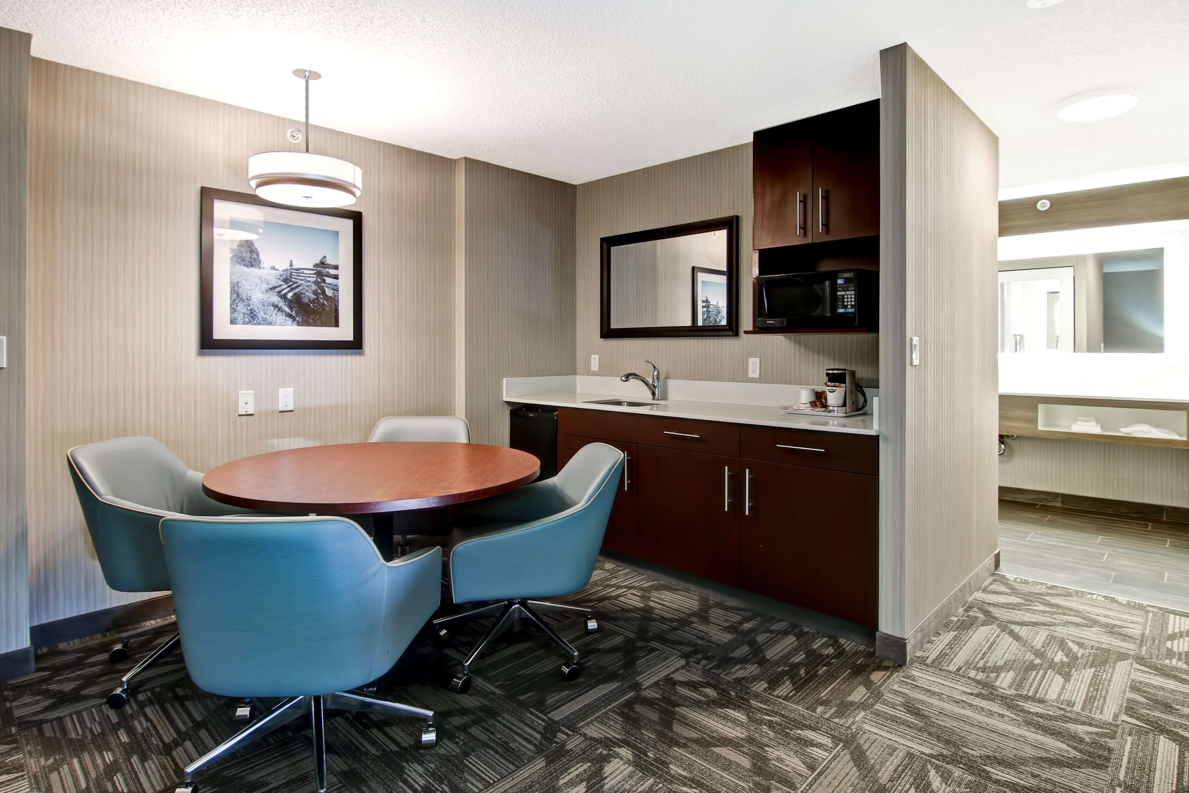 Hampton Inn & Suites by Hilton Calgary-Airport Room Type - 1 KING MEETING SUITE NS