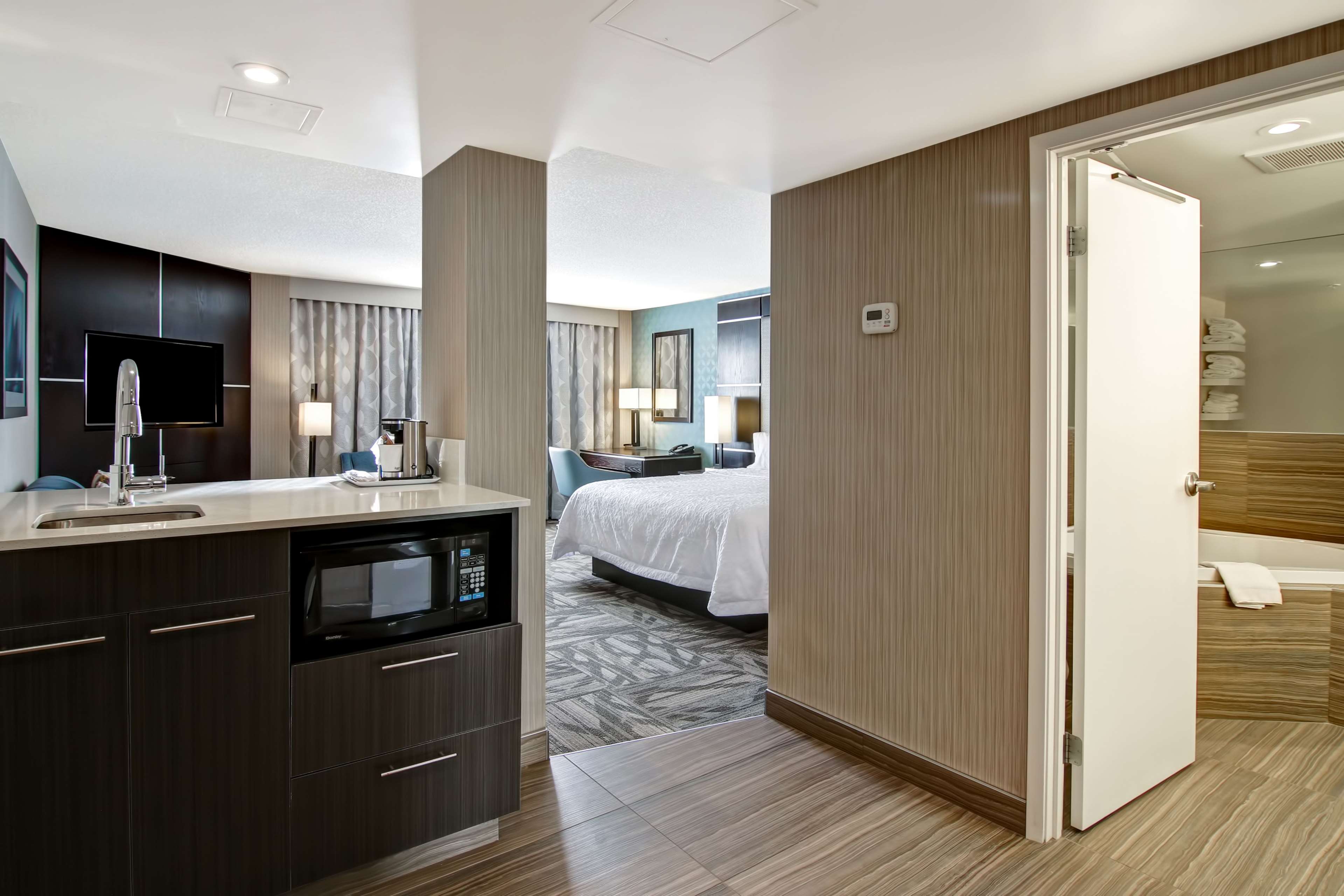 Hampton Inn & Suites by Hilton Calgary-Airport Room Type - 1 KING W  WHIRLPOOL NOSMOK