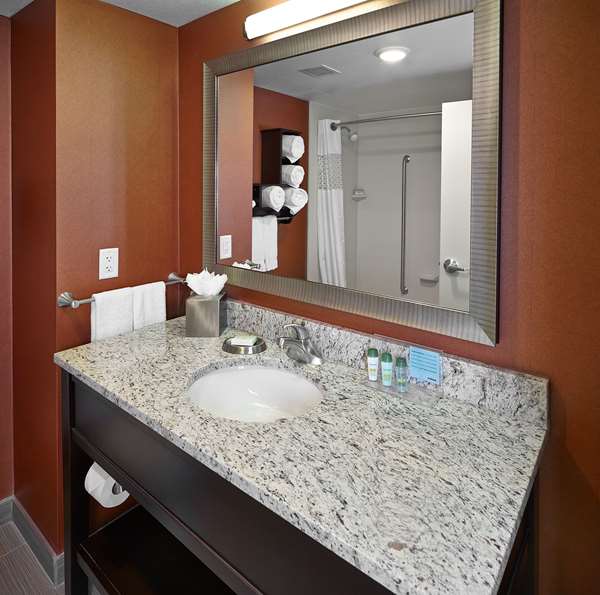  - Hampton Inn Airport North Calgary