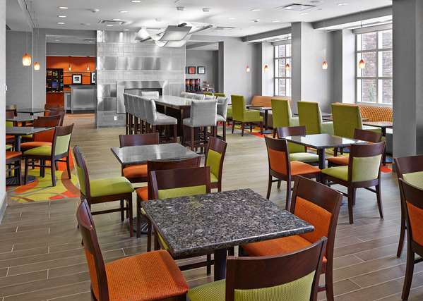 Restaurant - Hampton Inn Airport North Calgary