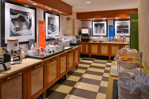 Restaurant - Hampton Inn & Suites University Northwest Calgary