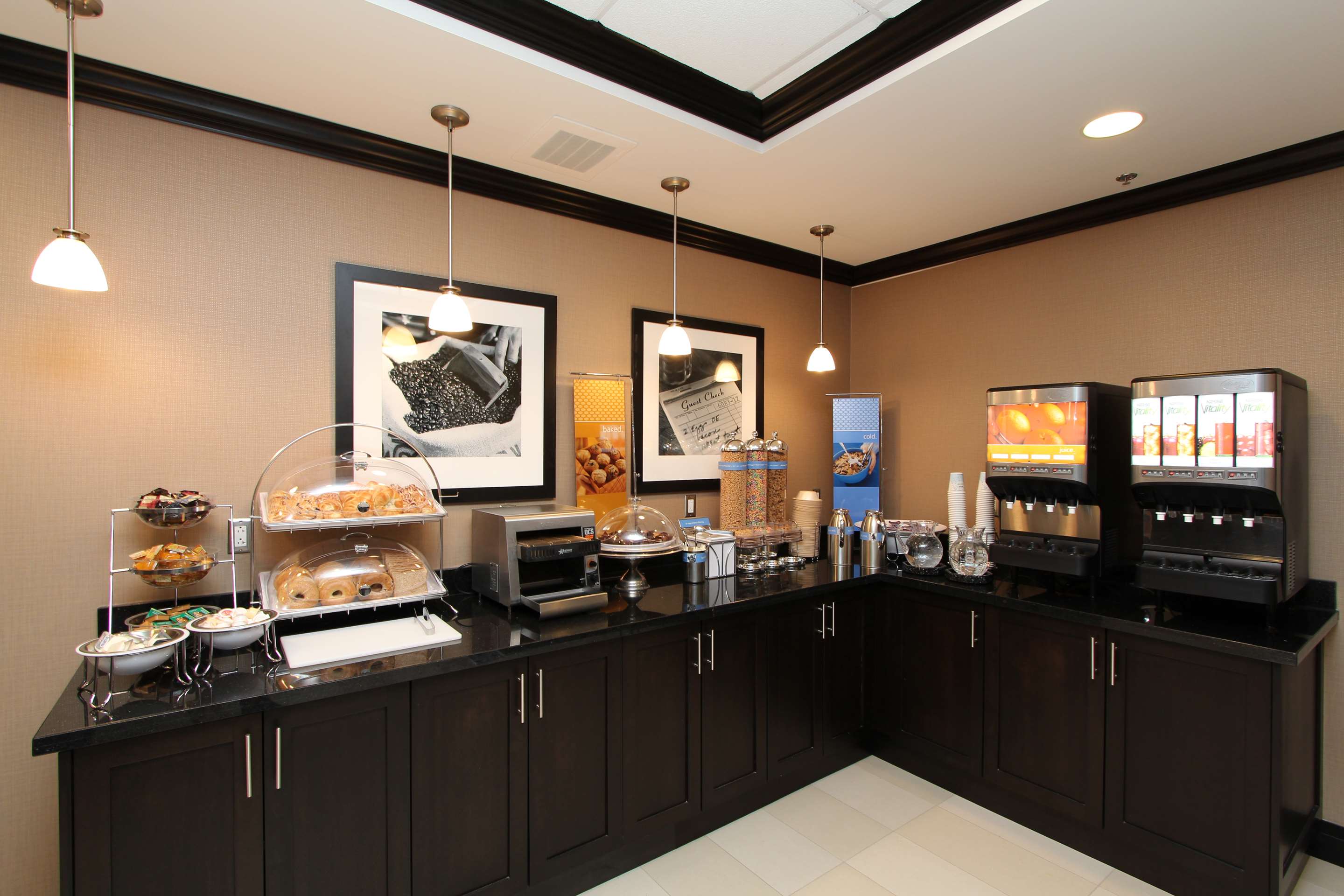 Restaurant | Hampton Inn & Suites by Hilton St. John's Airport