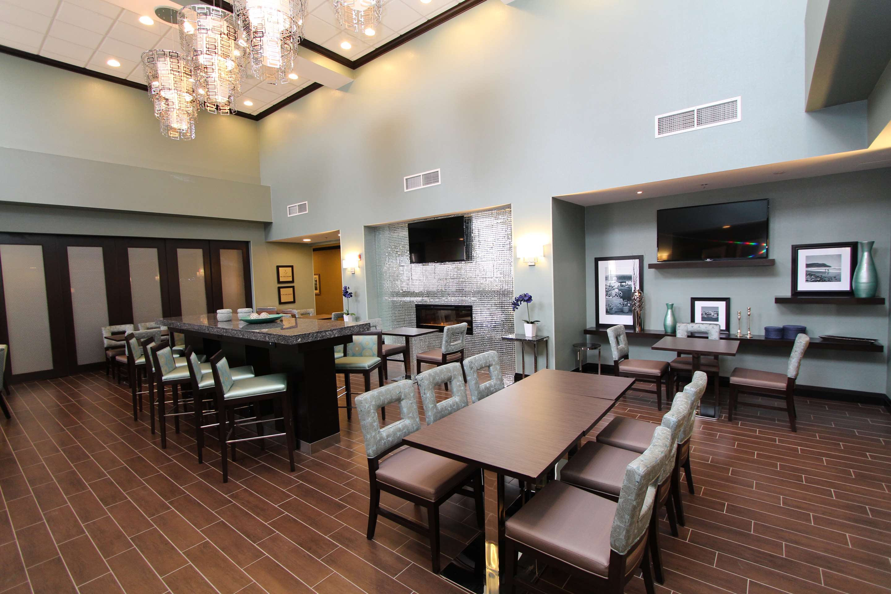 BarLounge | Hampton Inn & Suites by Hilton St. John's Airport