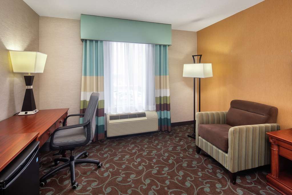 Hampton Inn & Suites by Hilton Toronto Airport - Tap to explore photos