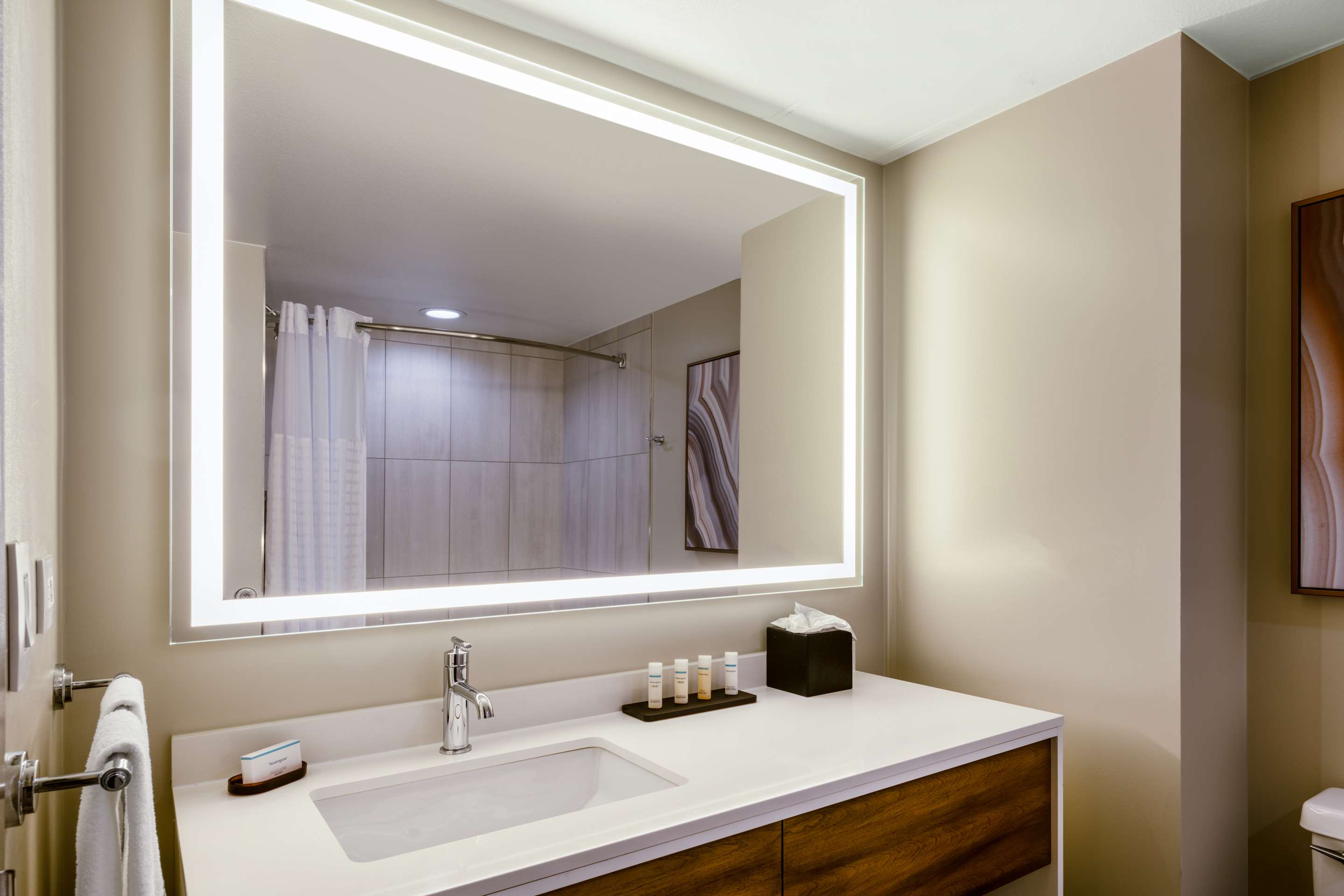 Guest room bath