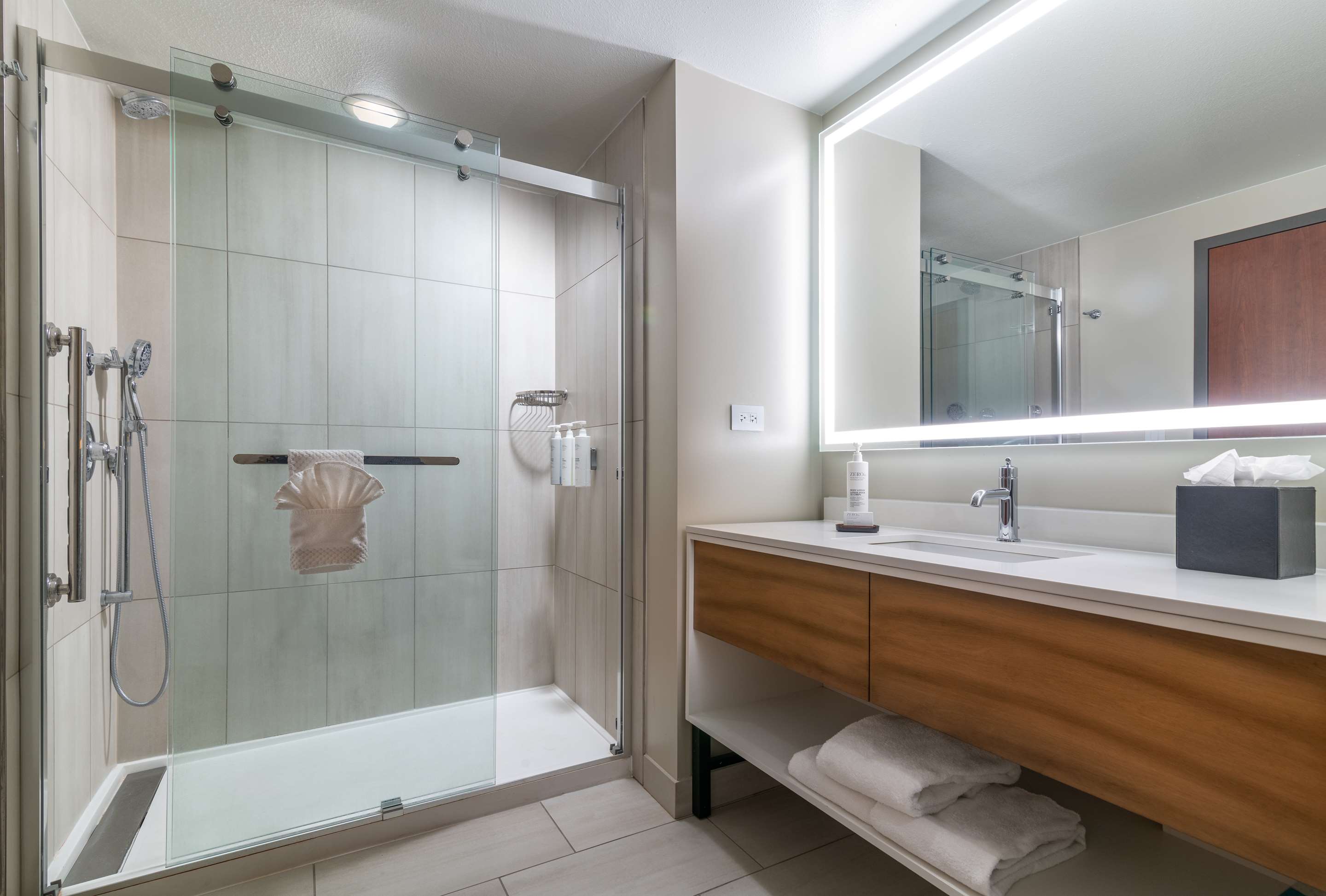 Guest room bath
