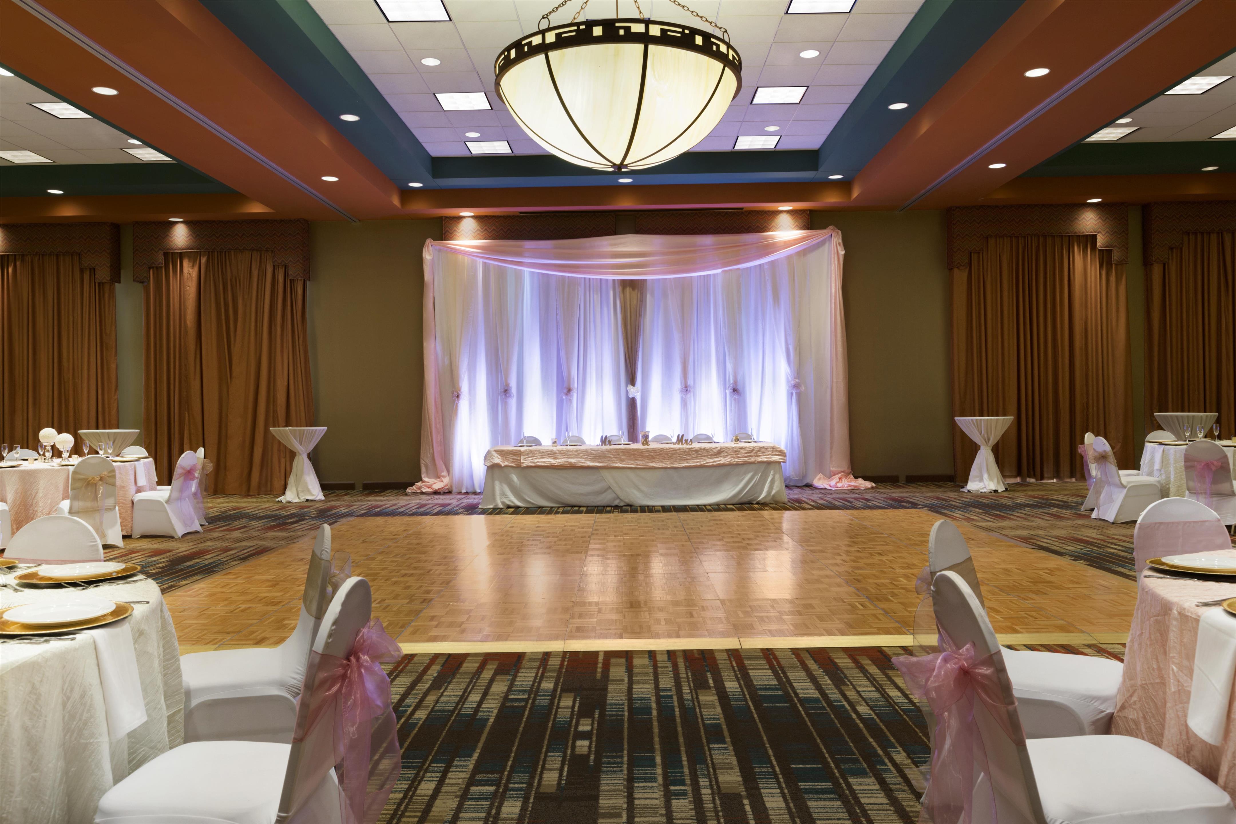Restaurant | Embassy Suites by Hilton Albuquerque