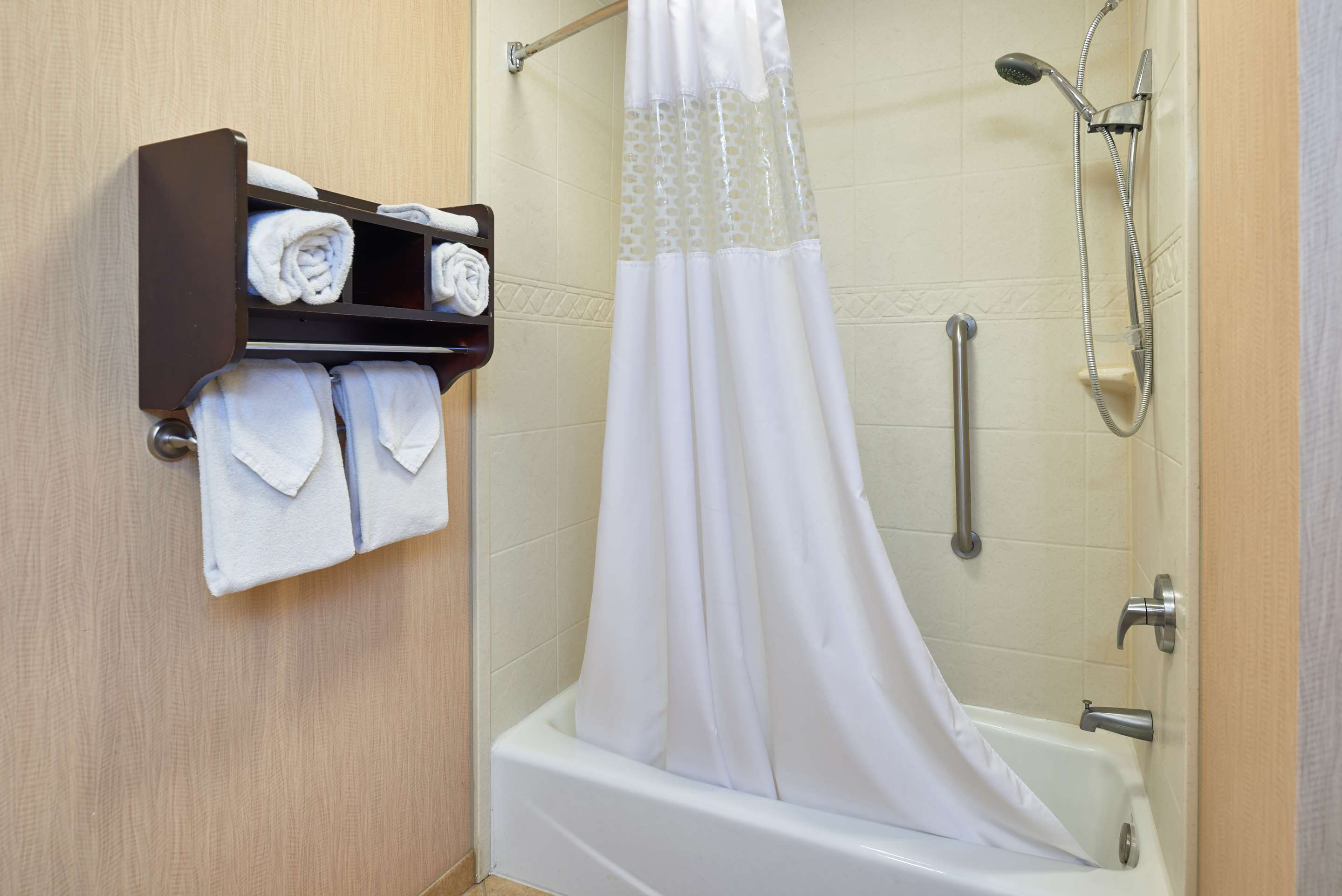 Guest room bath