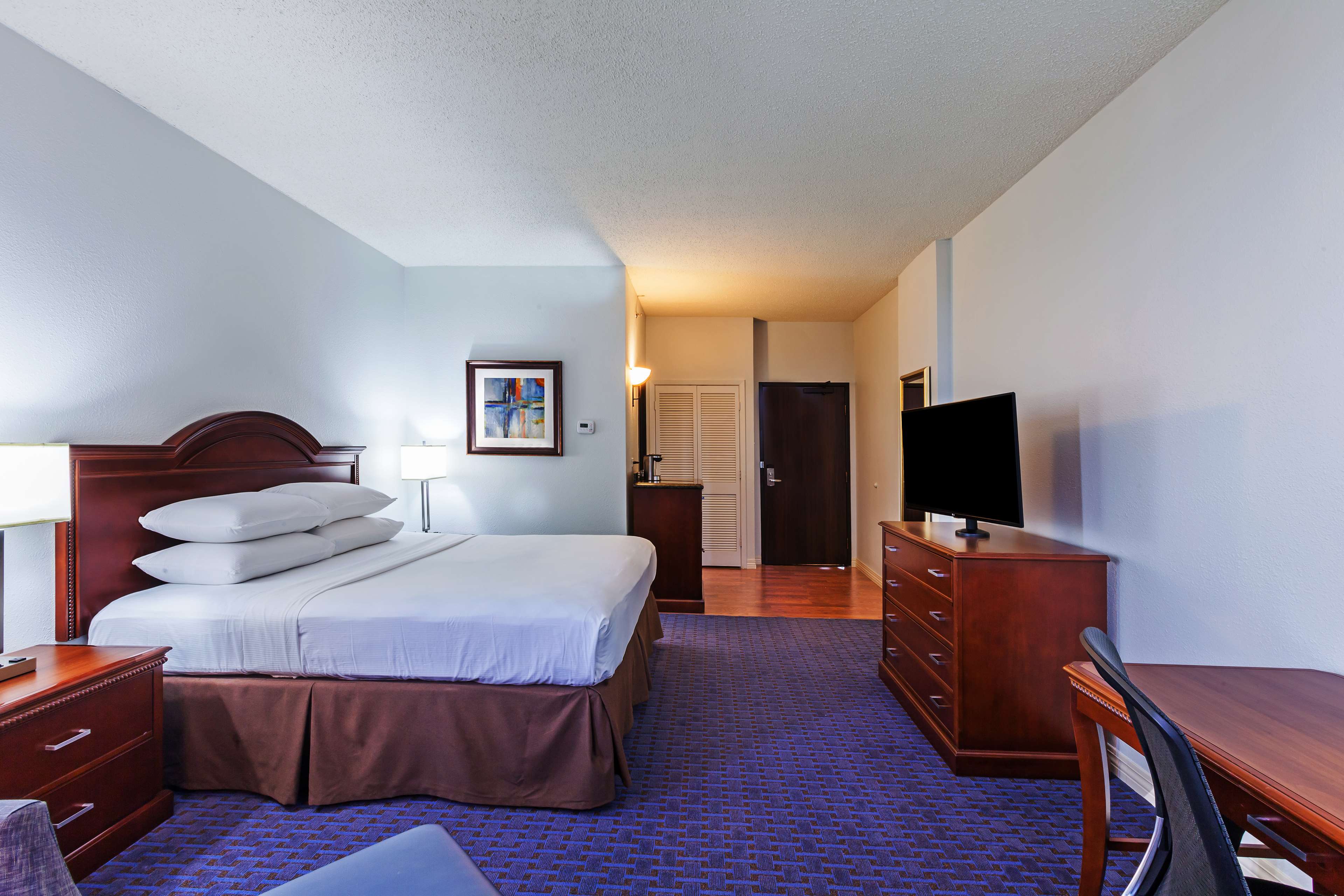 Hilton Waco Room Type - 1 KING CORNER ROOM W  VIEW