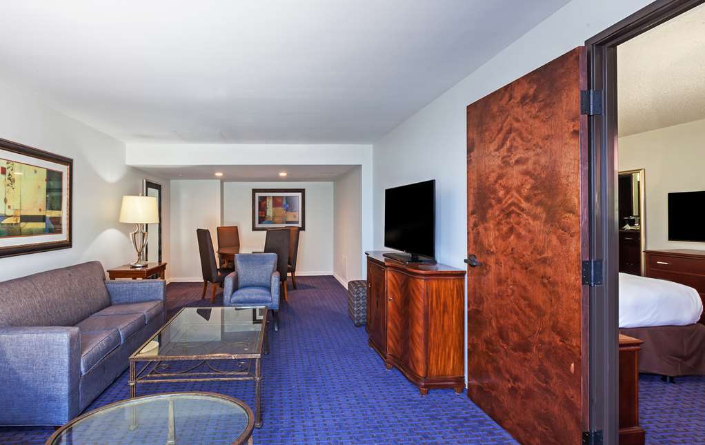 Hilton Waco Room Type - 1 KING 2ROOM POOL VIEW STE
