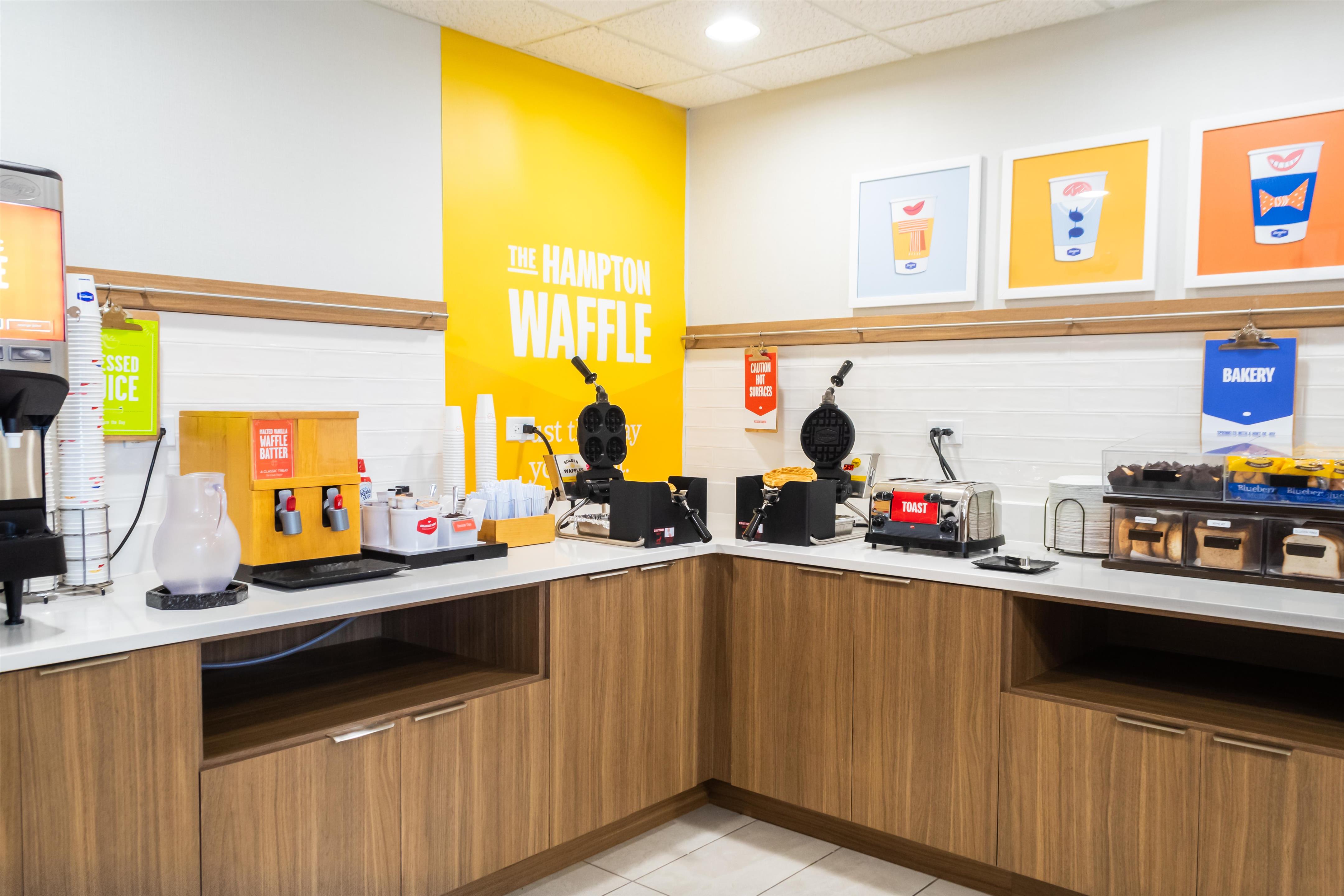 Breakfast Area | Hampton Inn & Suites Addison