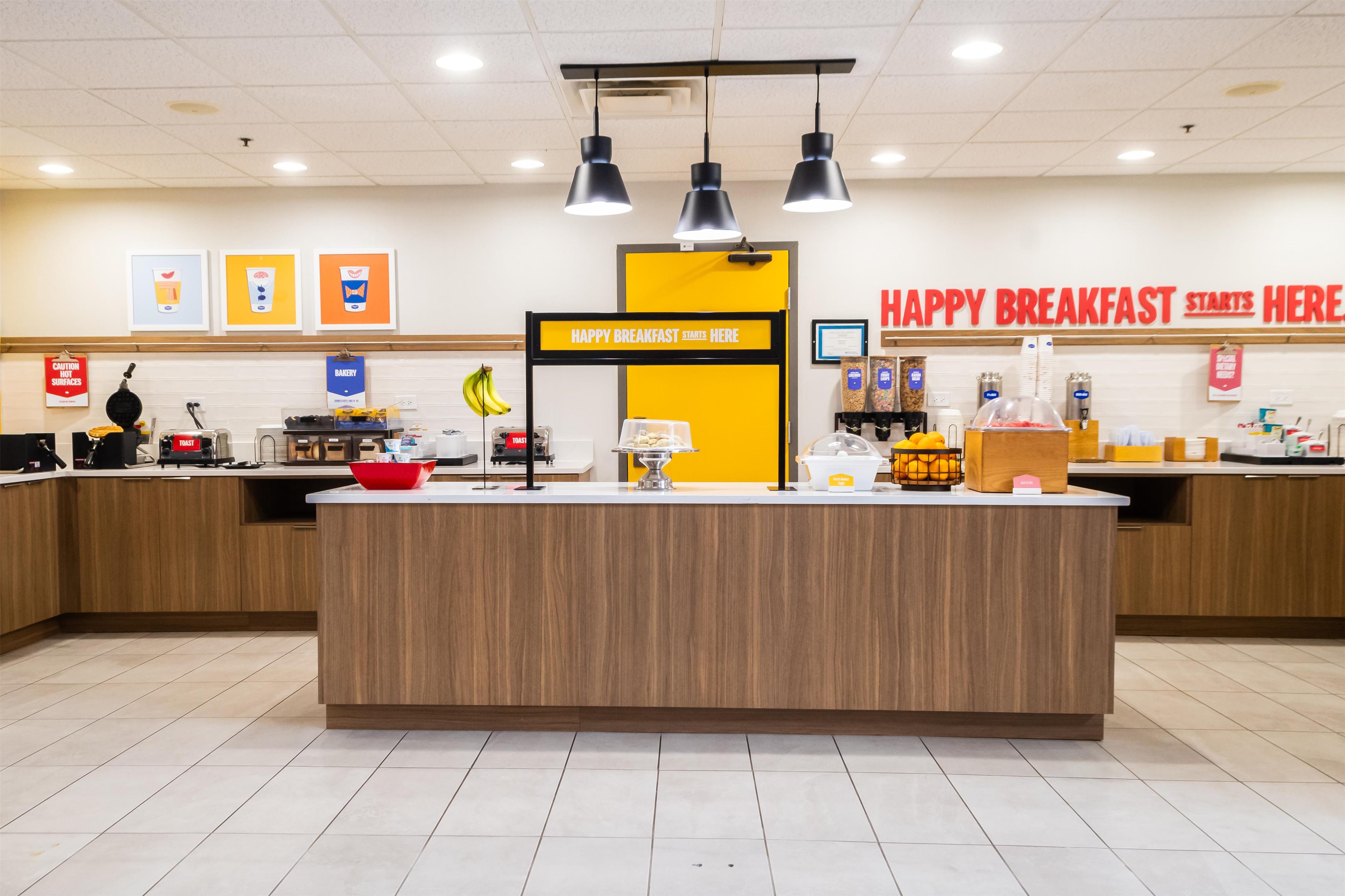 Breakfast Area | Hampton Inn & Suites Addison