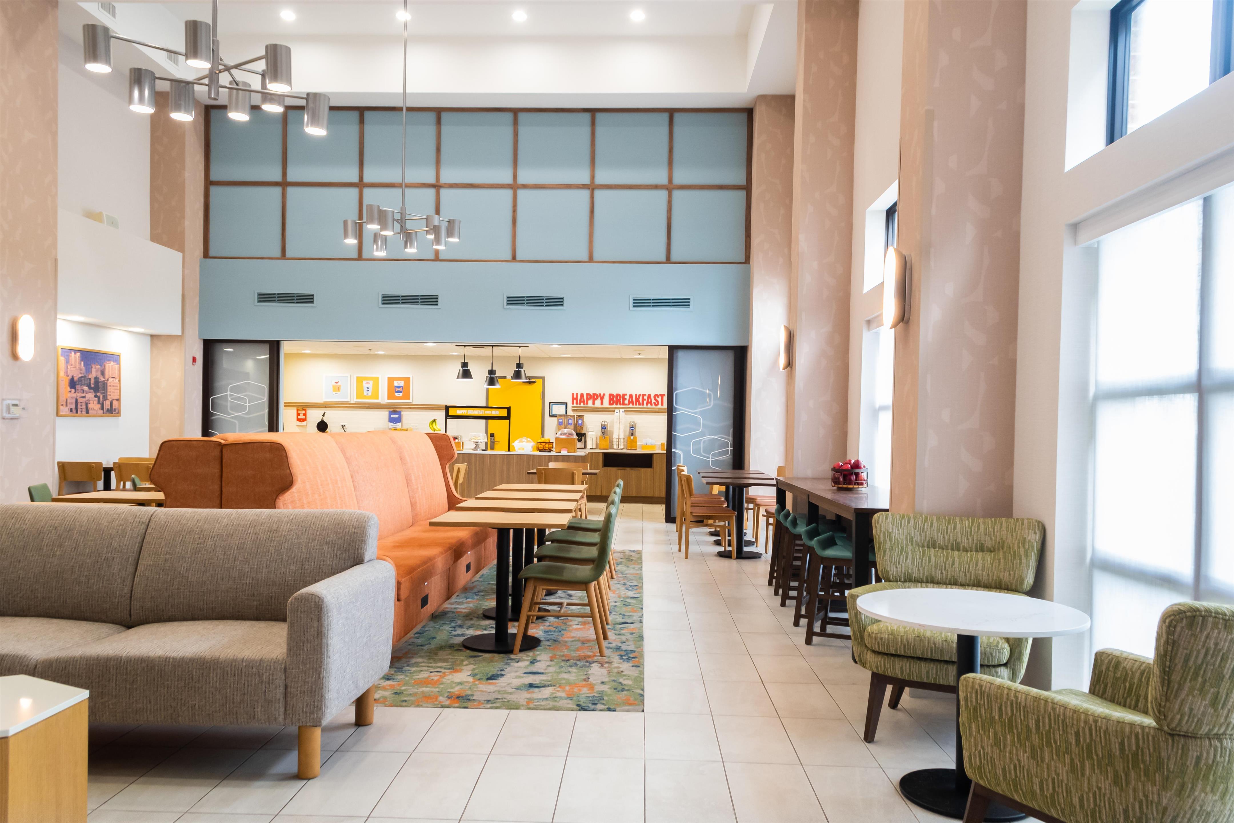 Lobby | Hampton Inn & Suites Addison