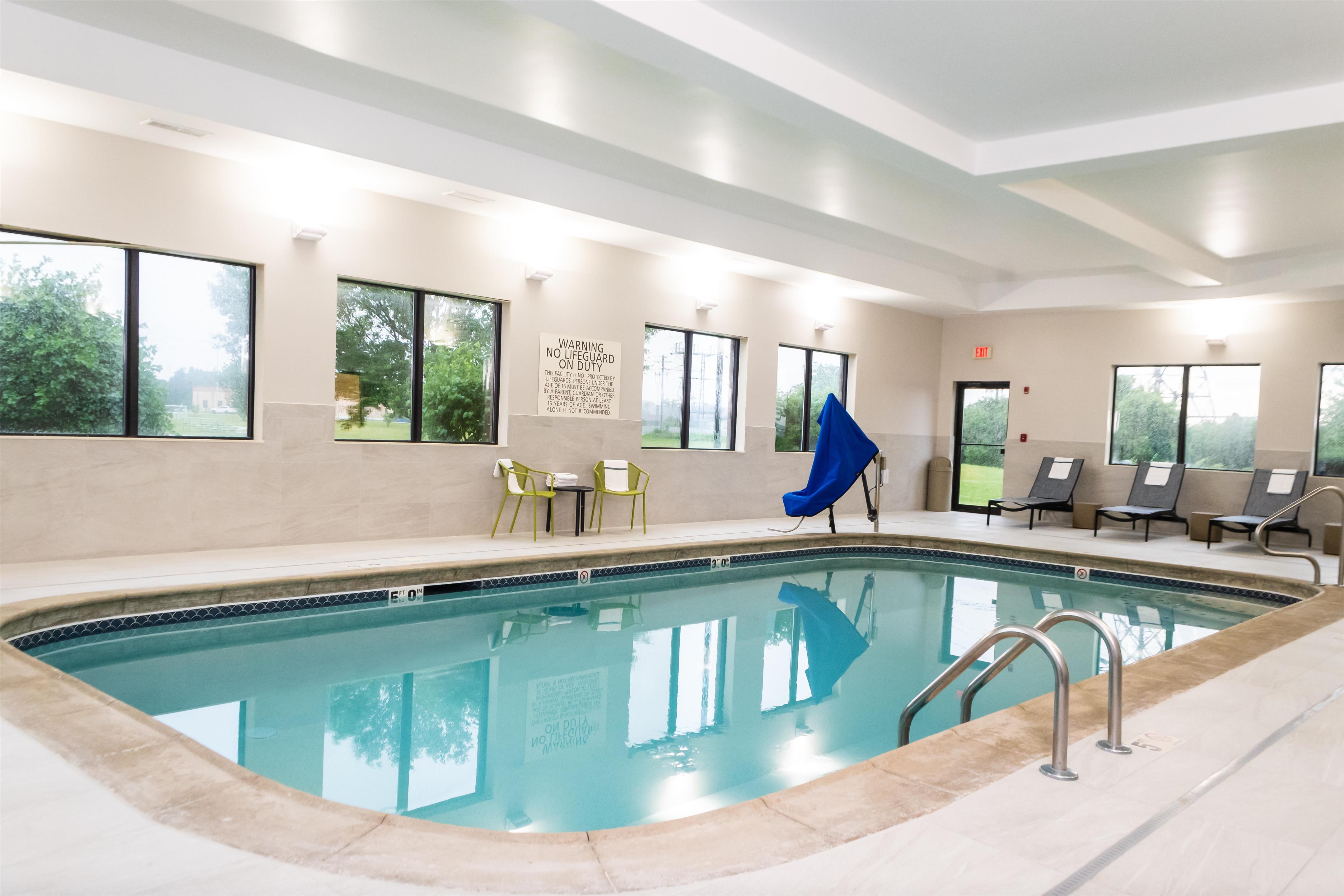 Pool | Hampton Inn & Suites Addison