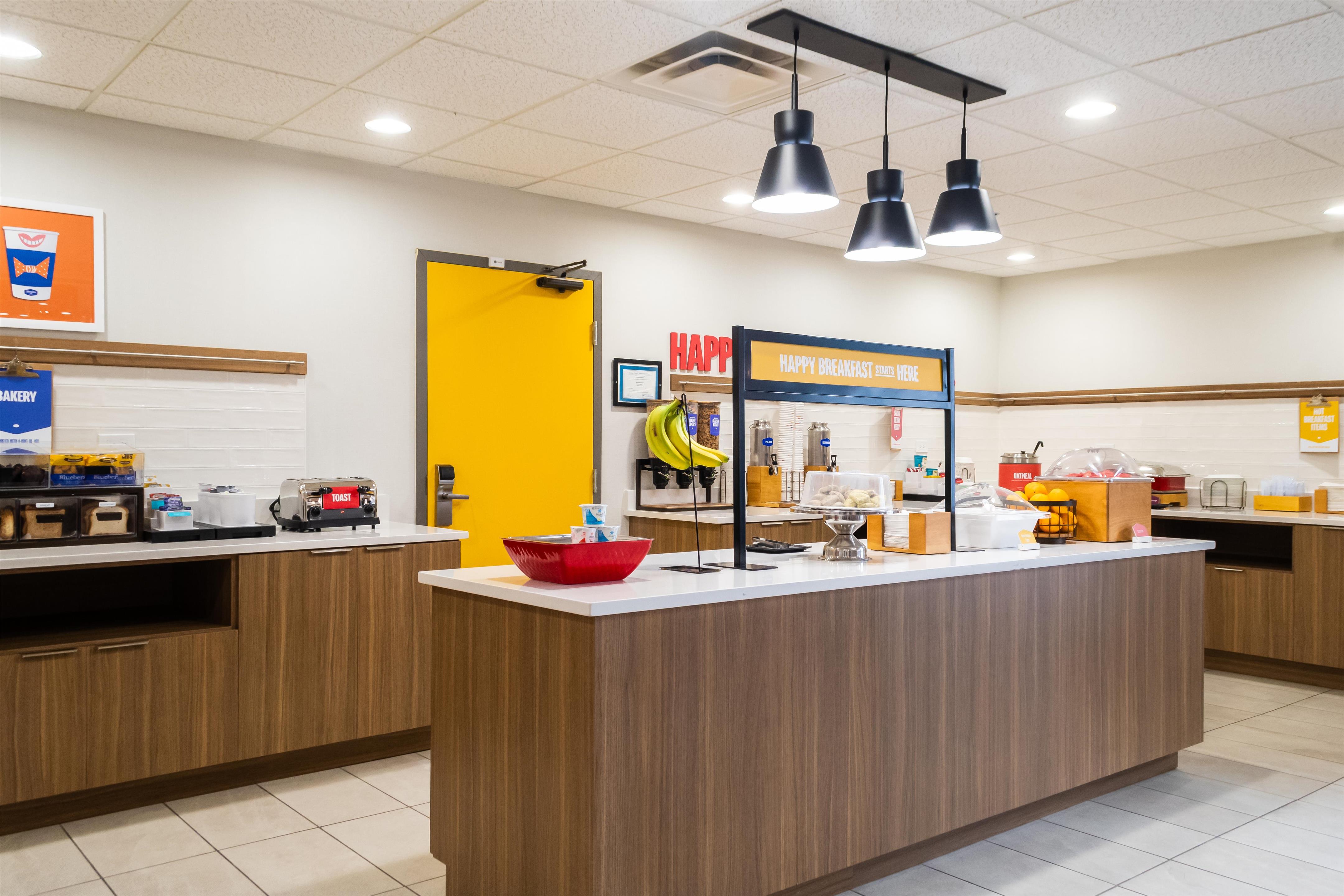 Breakfast Area | Hampton Inn & Suites Addison