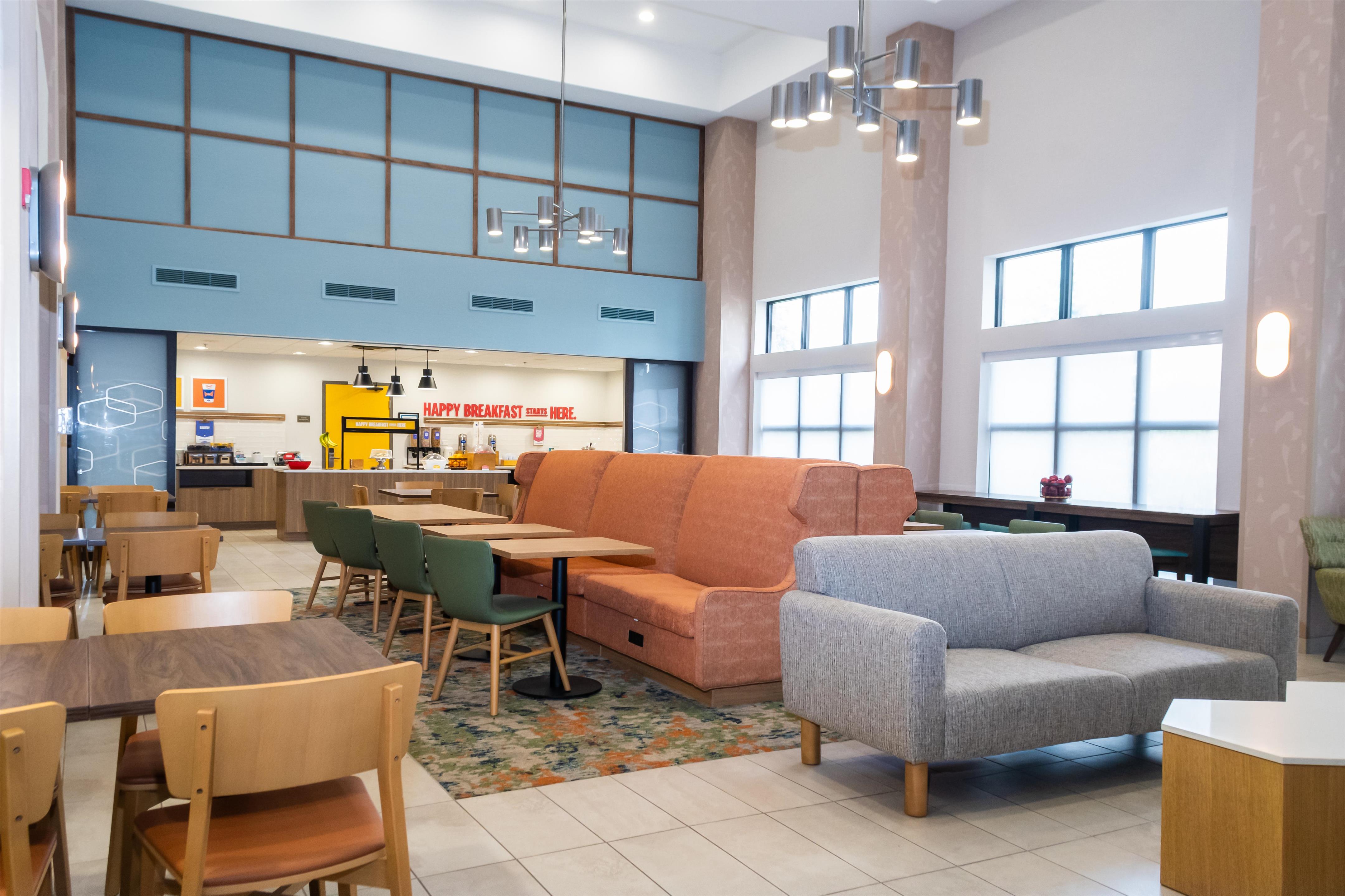 Lobby | Hampton Inn & Suites Addison