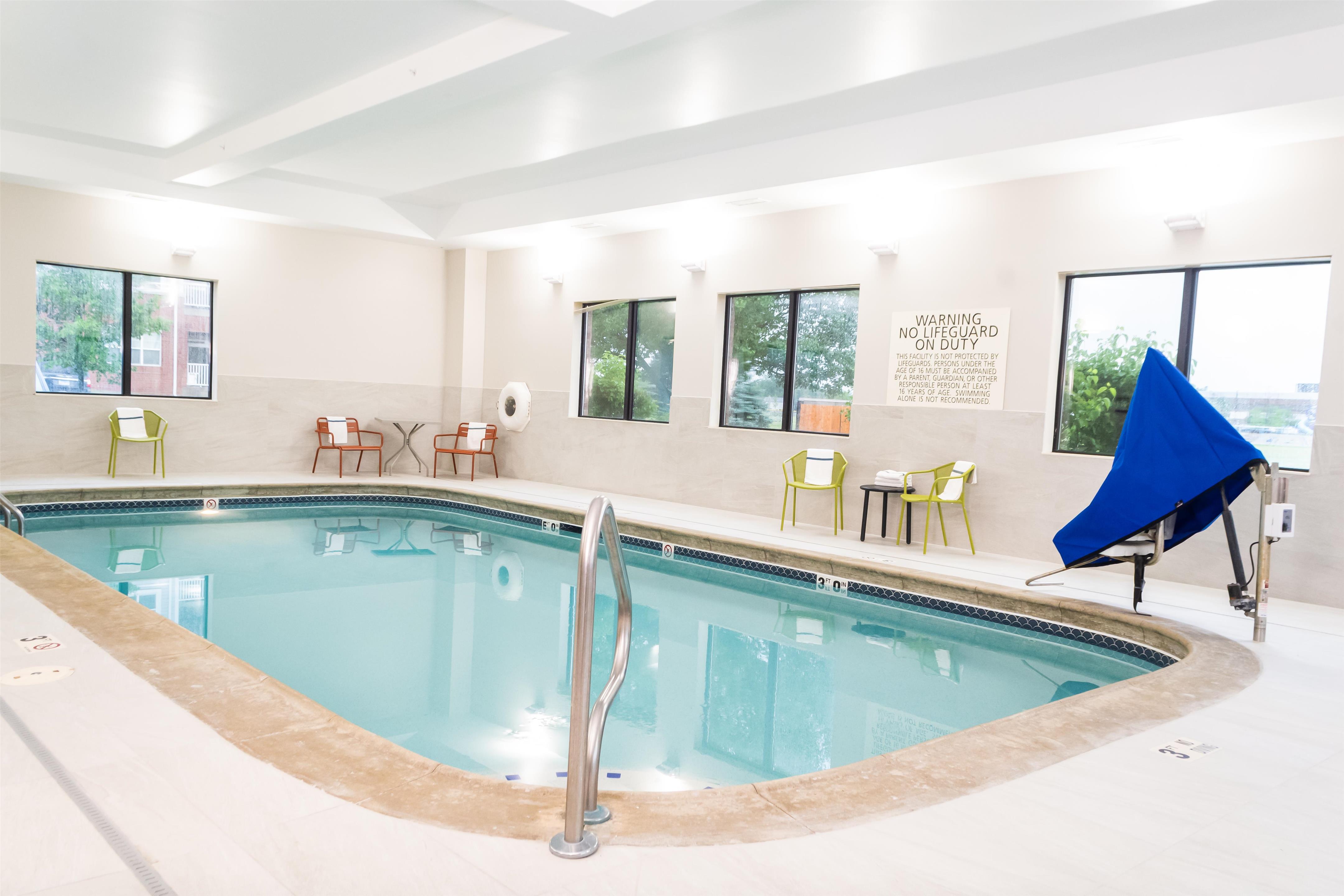 Pool | Hampton Inn & Suites Addison