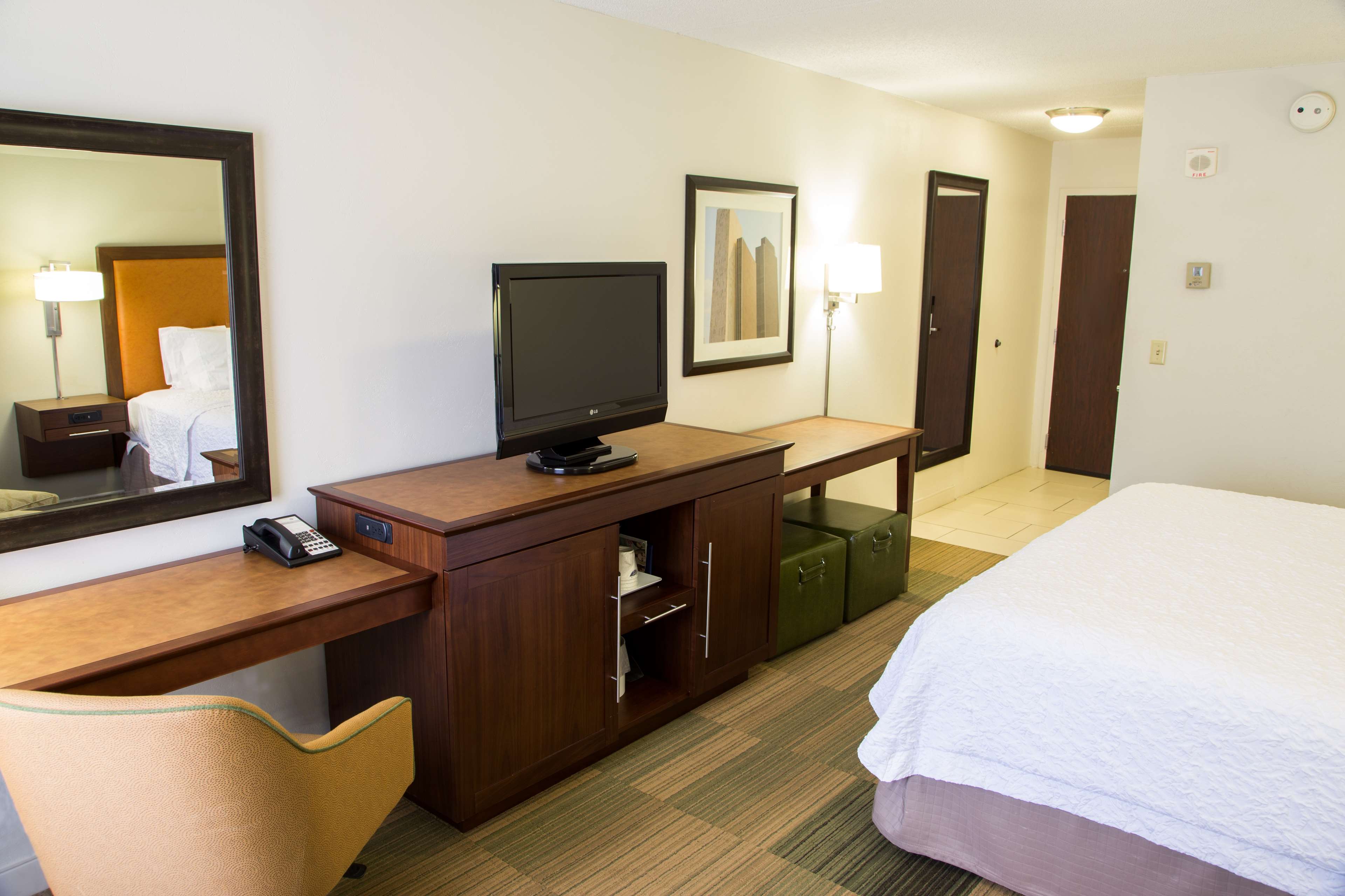 Hampton Inn & Suites by Hilton Albany-Downtown Room Type - 1KING STUDY SOFABED NOSMOK