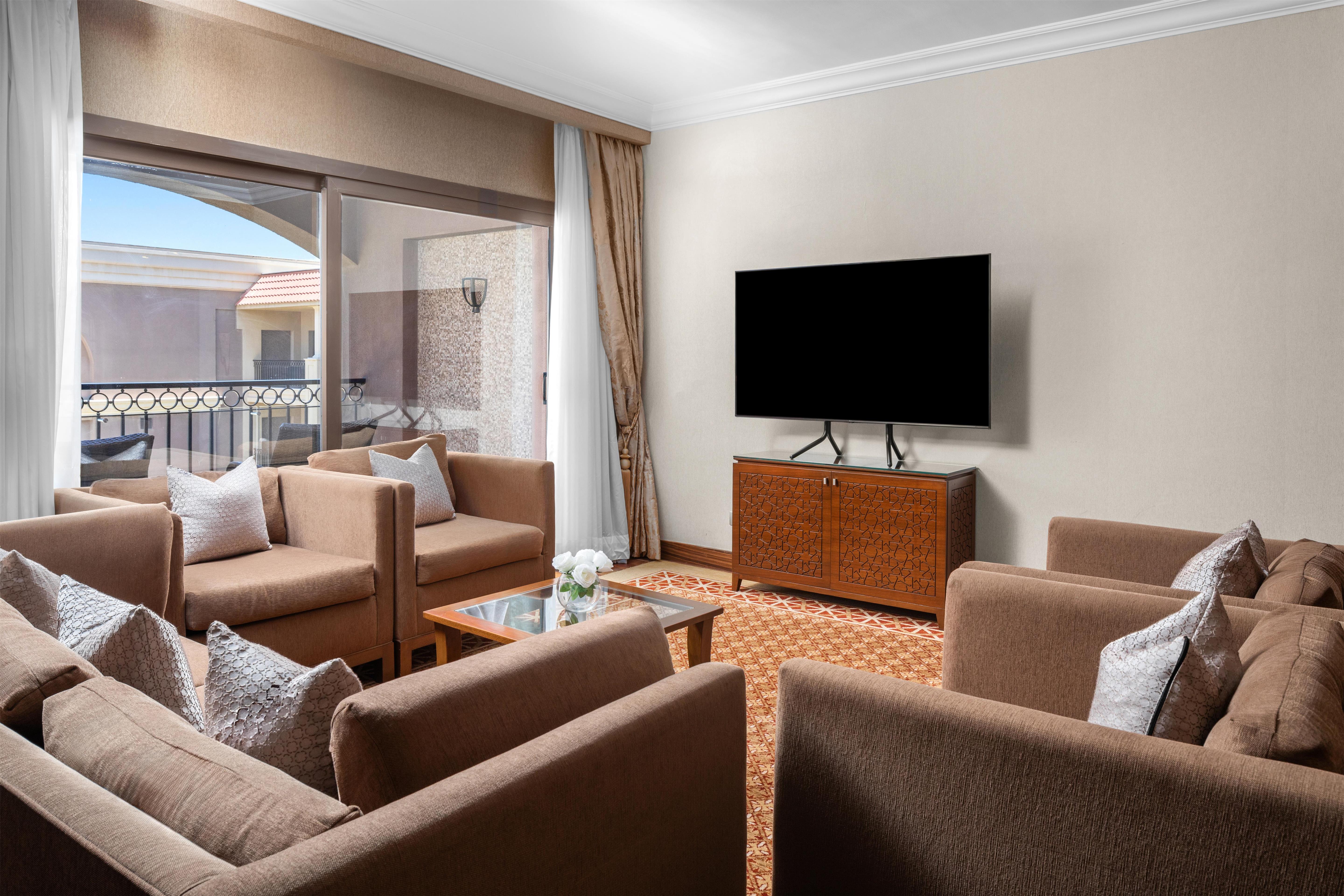 Hilton Alexandria King's Ranch Room Type - KING DELUXE ONE BEDRM STE