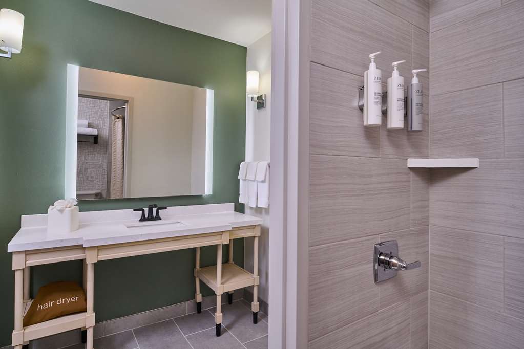 Homewood Suites by Hilton Anchorage Room Type - 2KG 2BA ACC TUB SUITE NSMK