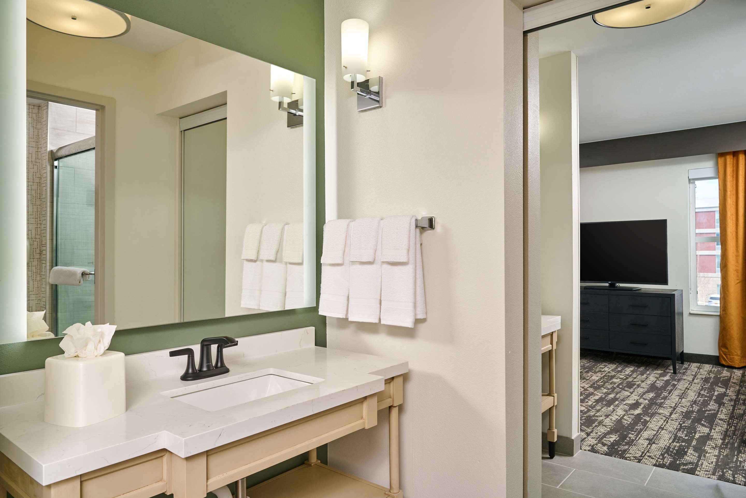 Guest room bath