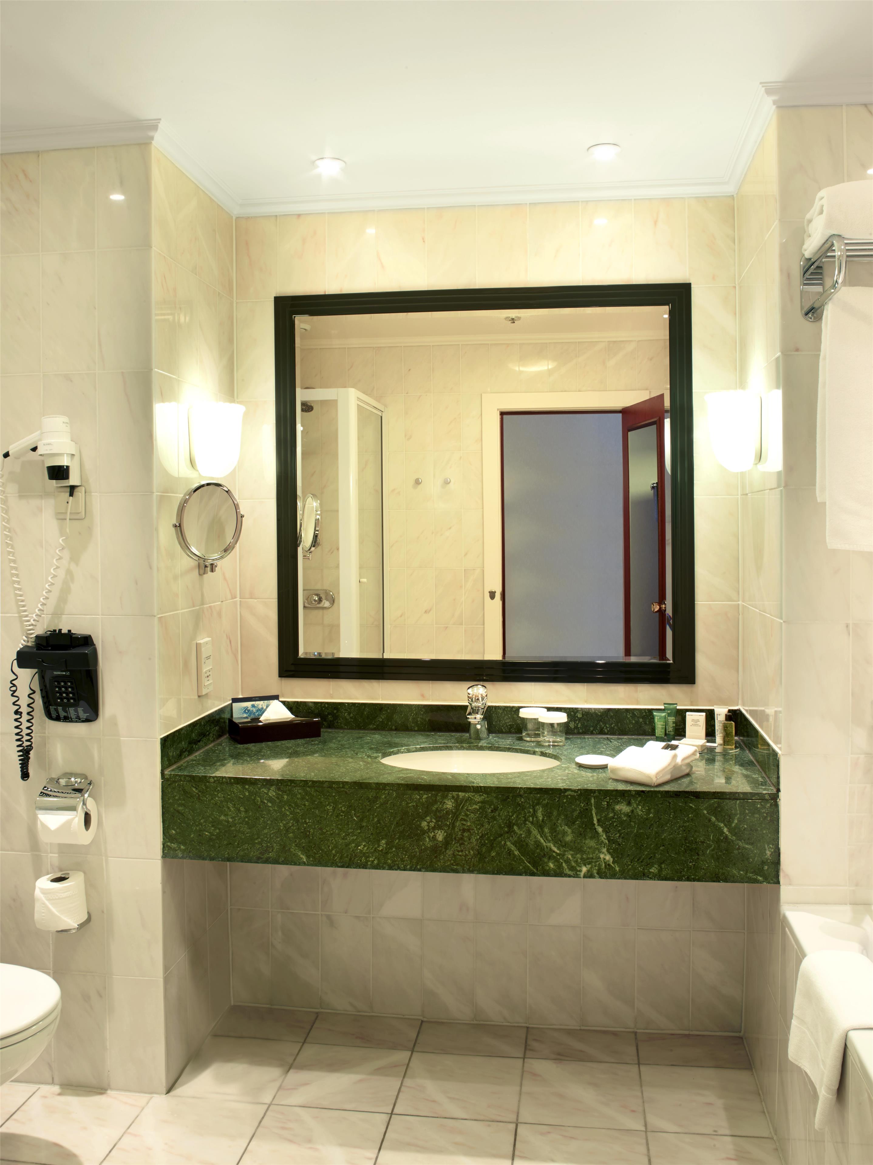 Hilton Antwerp Old Town Room Type - Deluxe King Room
