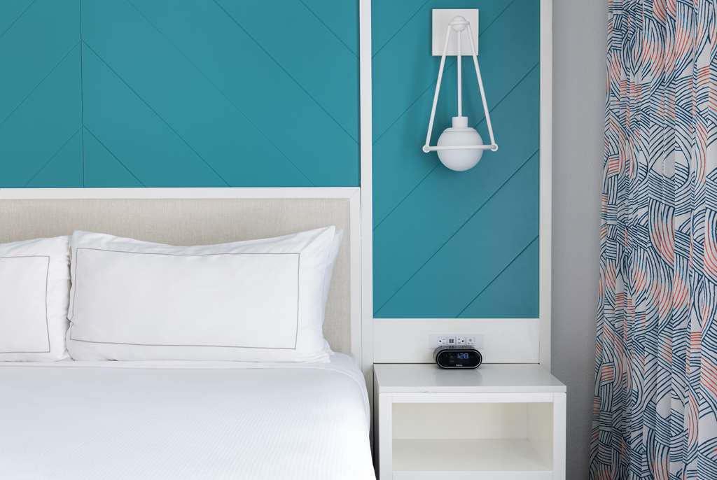 DoubleTree Suites by Hilton Naples Room Type - 1 K POOL VW SUITE ACC RIS