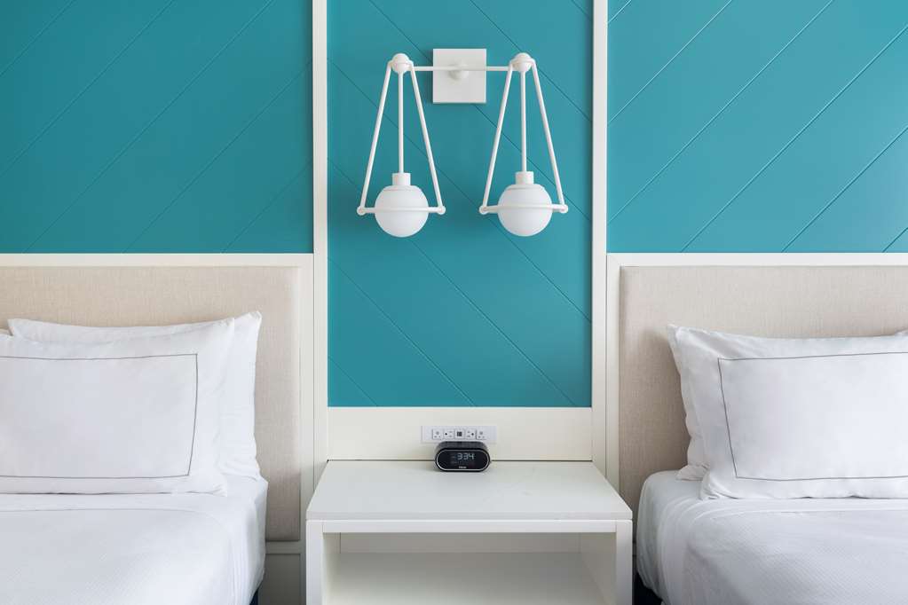 DoubleTree Suites by Hilton Naples Room Type - 2 Q POOL VW SUITE ACC RIS