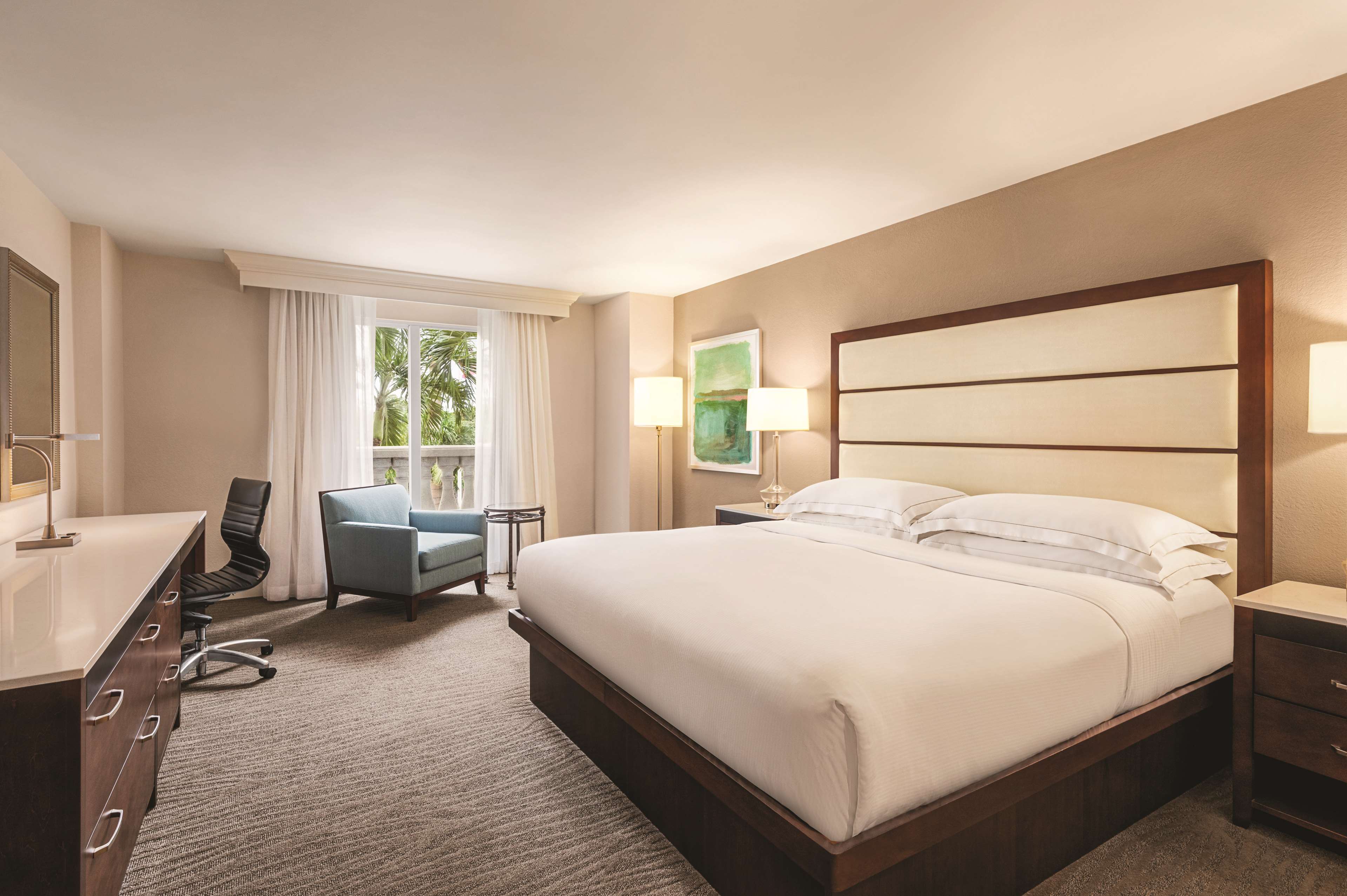 Hilton Naples Room Type - 1KNG MOB HEARING ACC W TUB