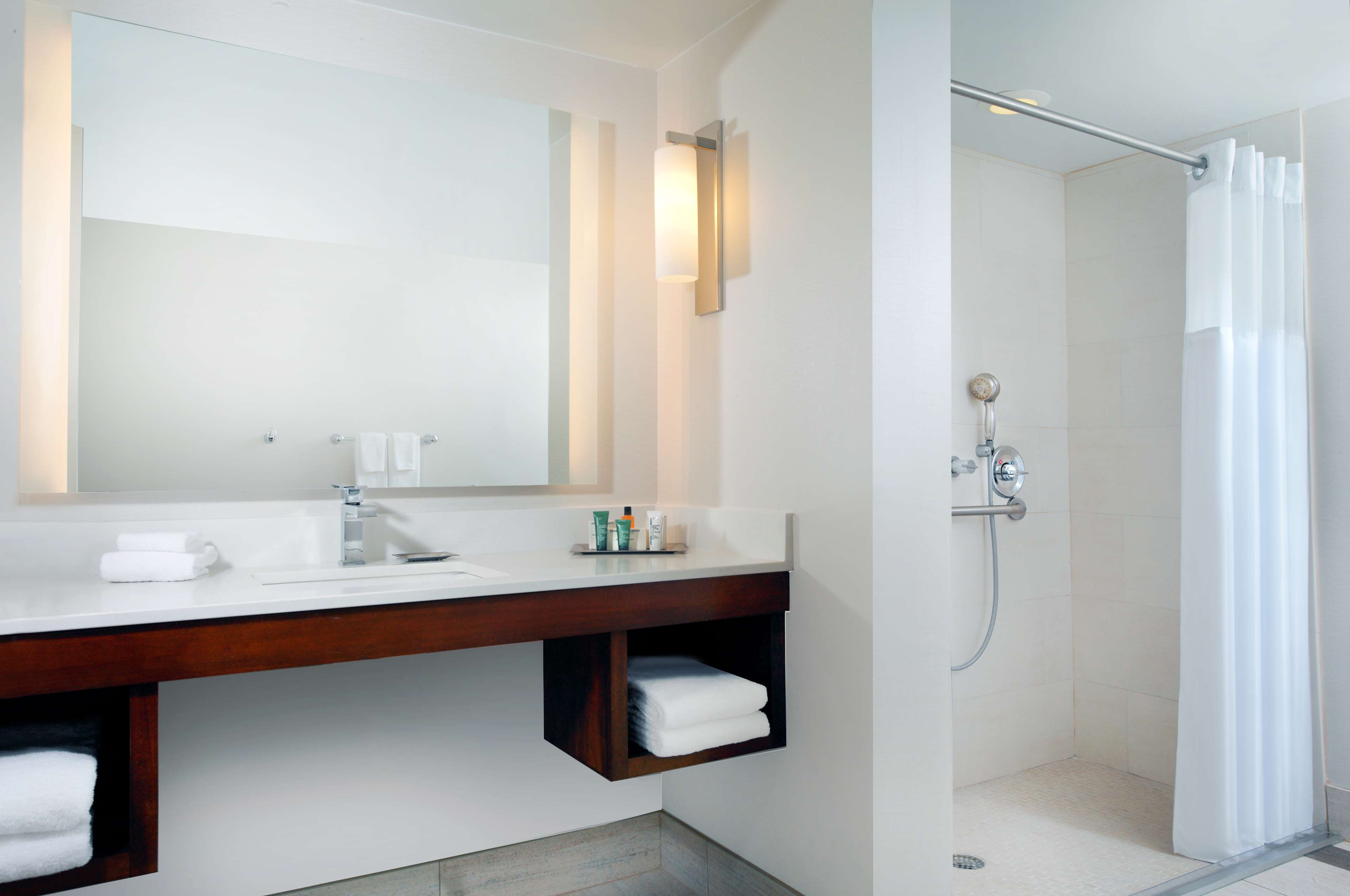 Hilton Naples Room Type - 1KNG1BDRM MOB HR ACC RISHW