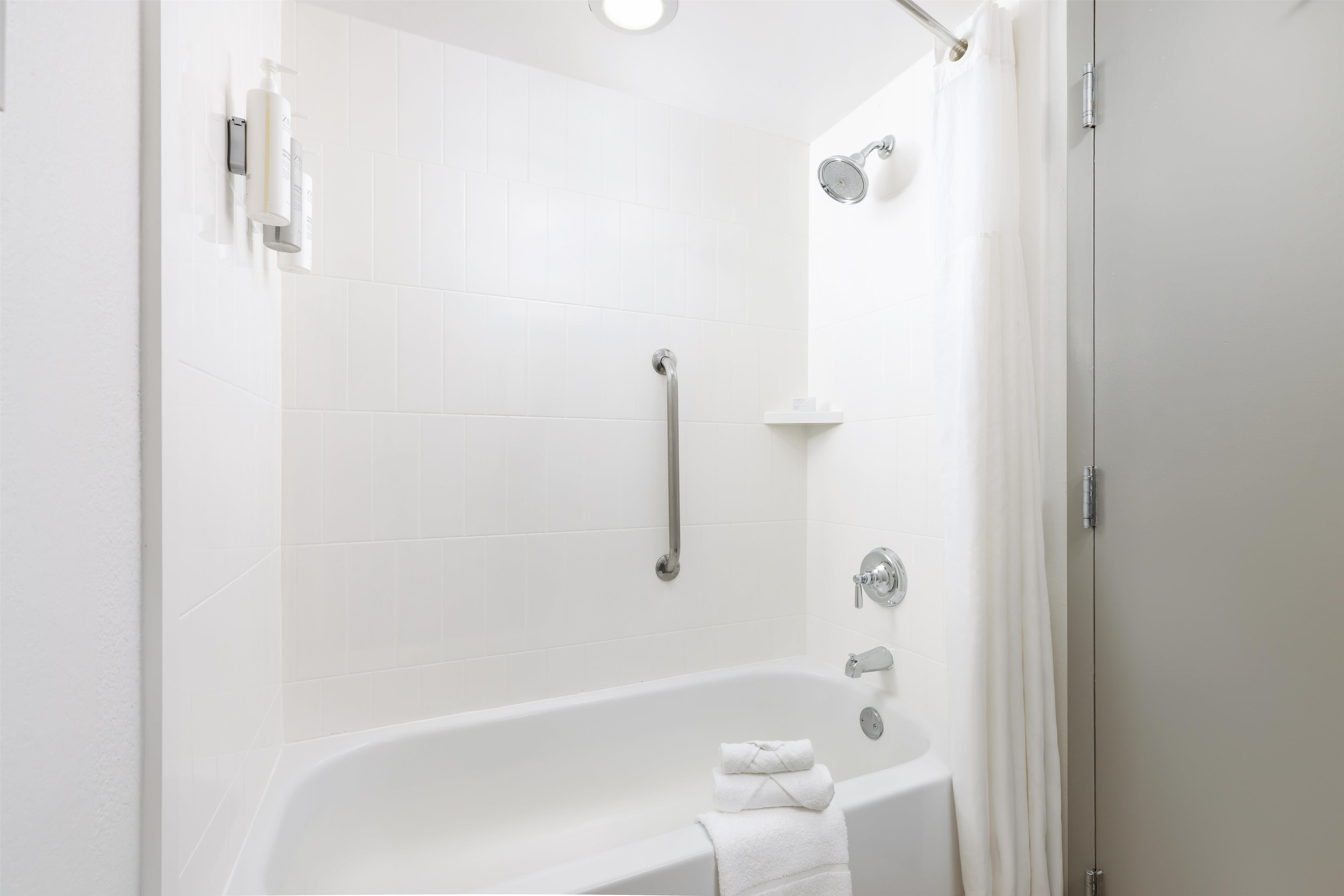 Hampton Inn Naples Central Room Type - 1 KING MOB HEAR ACC W TUB